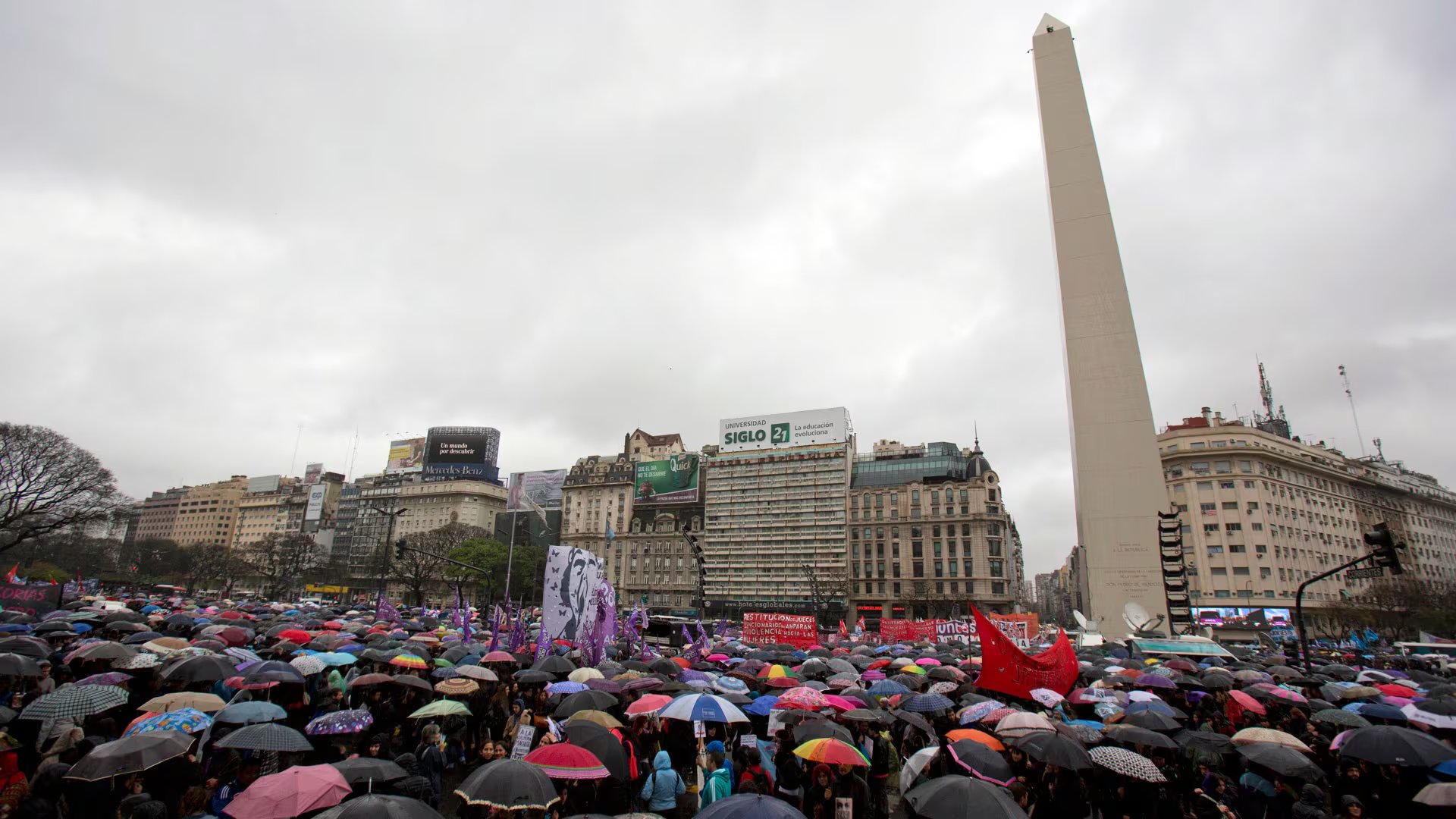 Ni Una Menos. La histórica movilización contra la violencia de género terminó en Plaza de la República y sumó una nueva dimensión política al espacio.