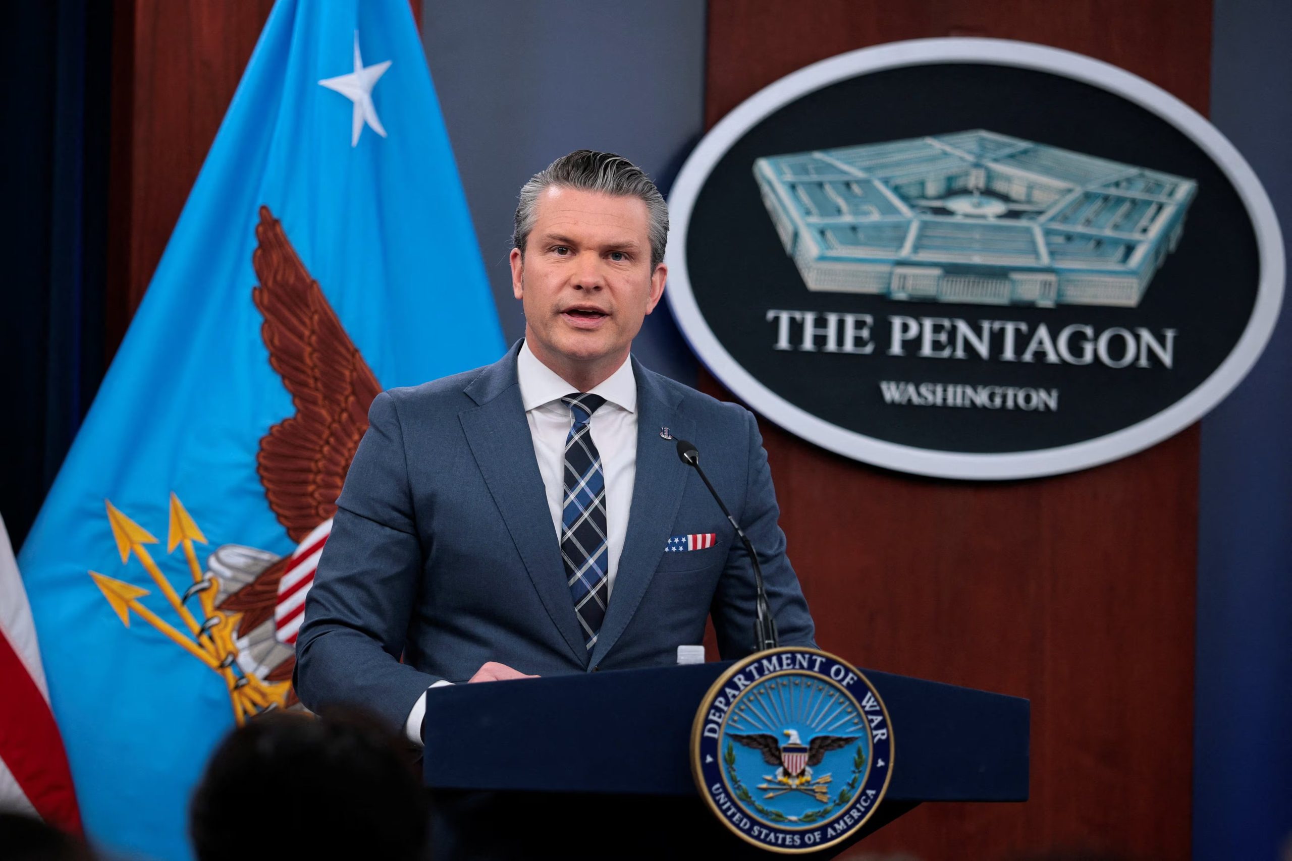 El secretario de Defensa Pete Hegseth busca sistemas de IA sin límites ideológicos para transformar el aparato militar de Estados Unidos (REUTERS/Evan Vucci)