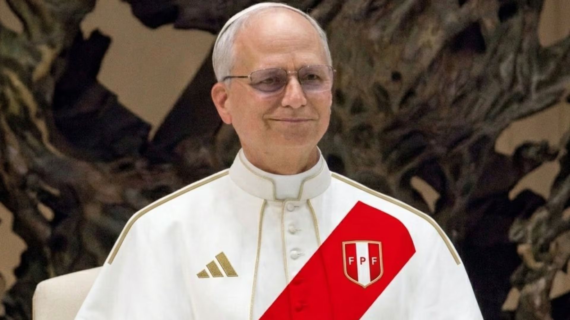 Una imagen manipulada digitalmente muestra al Papa Leo XIV vistiendo una casulla con los colores y el escudo de la selección de fútbol de Perú. (Imagen Ilustrativa Infobae)