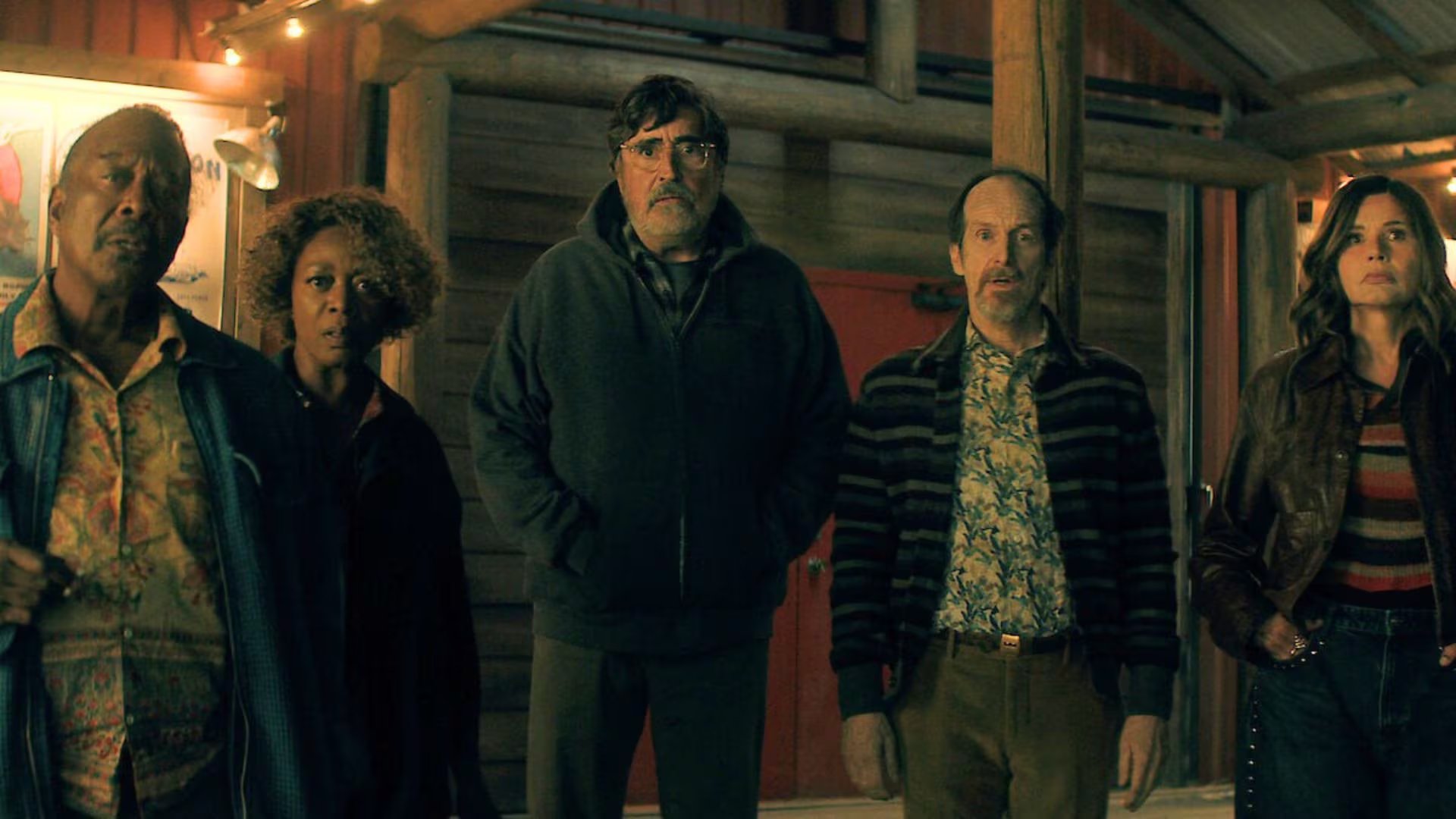 Alfred Molina encabeza el elenco de la miniserie de Netflix interpretando a un viudo que descubre un oscuro secreto en Nuevo México. (Créditos: Netflix)