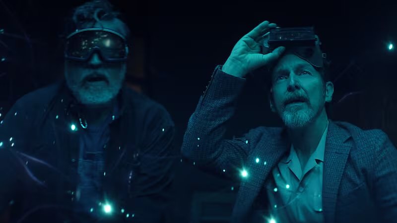 Los residentes de The Boroughs descubren que unas criaturas extrañas buscan absorber el tiempo y la energía vital de los ancianos. (Créditos: Netflix)