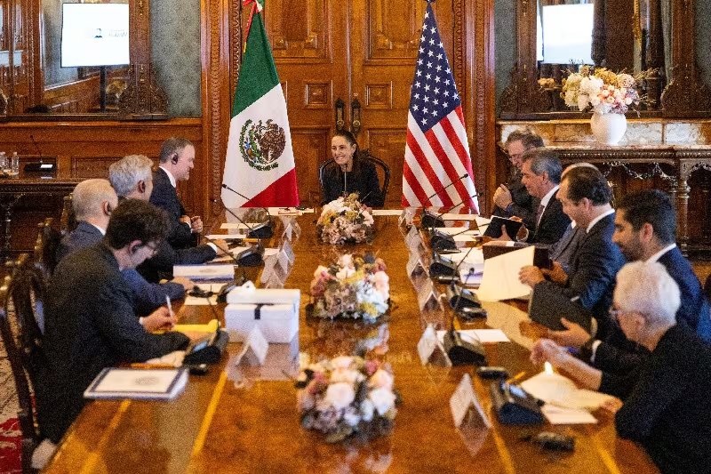 La presidenta de México, Claudia Sheinbaum, se reúne con el Representante Comercial de EEUU Jamieson Greer, y el secretario de Economía de México, Marcelo Ebrard, en medio de las conversaciones para revisar el pacto comercial entre EEUU, México y Canadá, en Palacio Nacional en Ciudad de México, México, 20 de abril de 2026. Presidencia de México/Handout via REUTERS ATENCIÓN EDITORES - ESTA IMAGEN HA SIDO SUMINISTRADA POR TERCEROS. NO REVENTA NO ARCHIVOS.