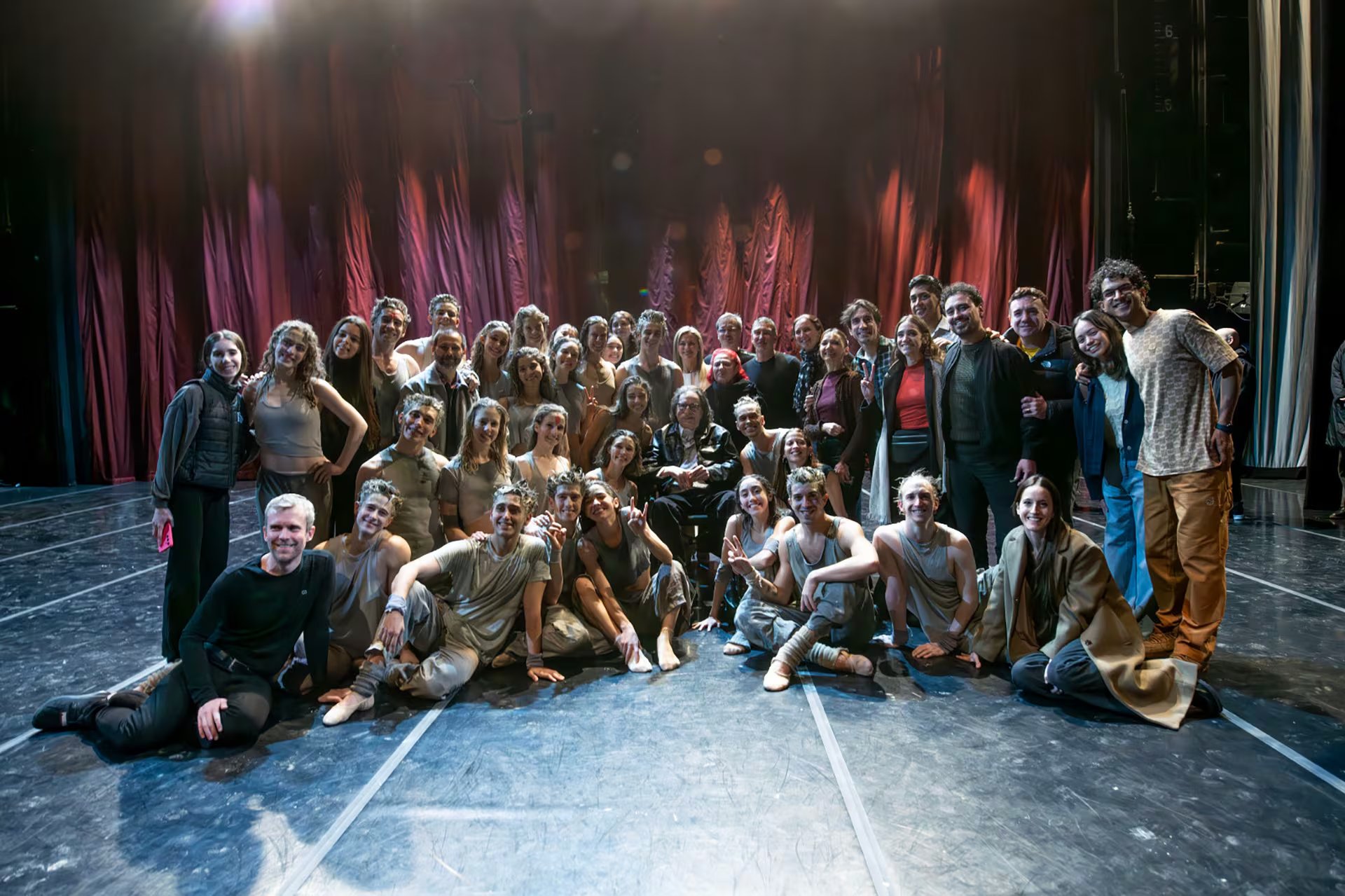 Charly García saludó personalmente al elenco completo del Ballet Estable en el backstage tras la ovación del público