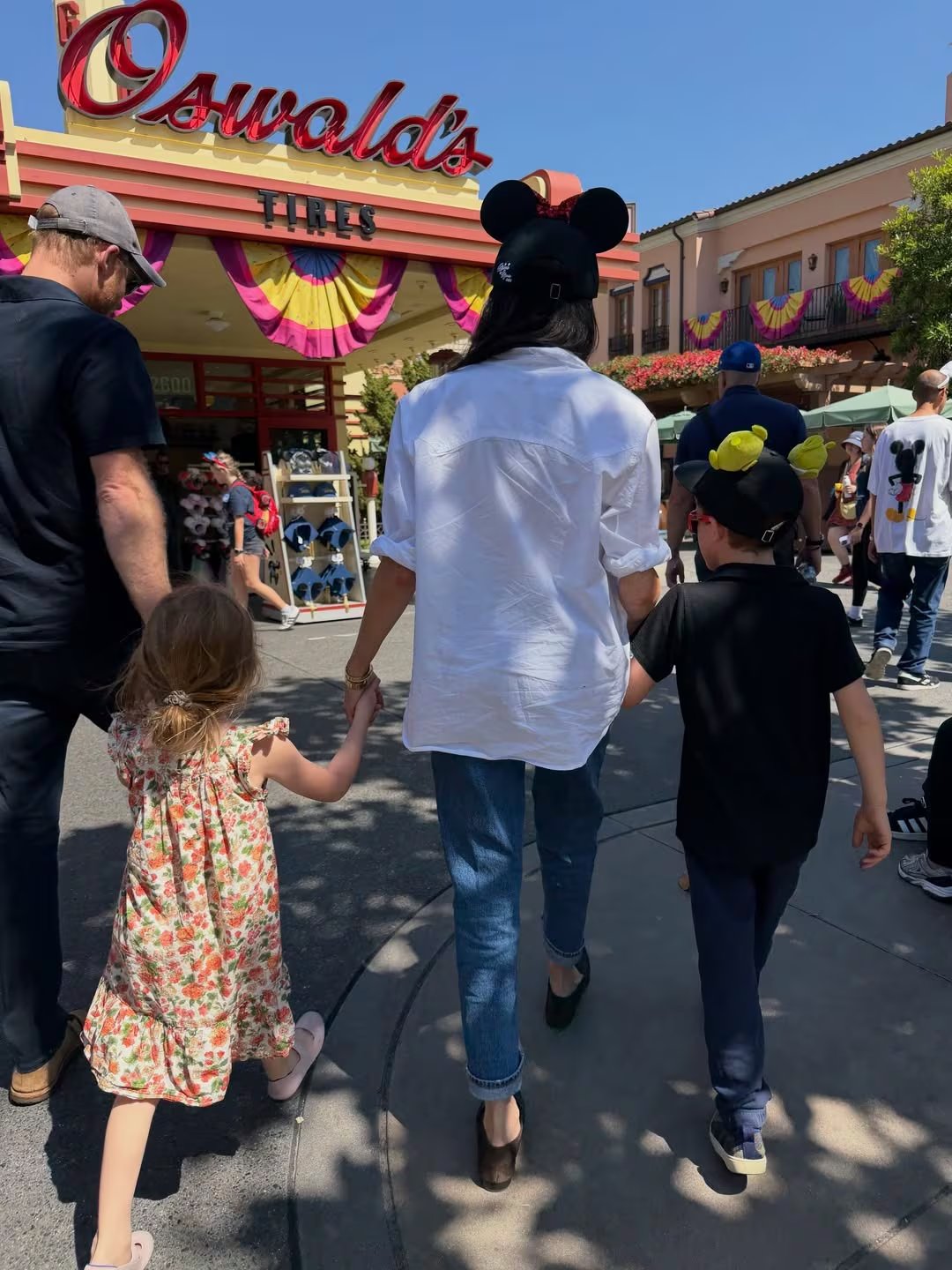 Los duques de Sussex, Harry y Meghan, en Disneyland con sus hijos. (Instagram @meghan)