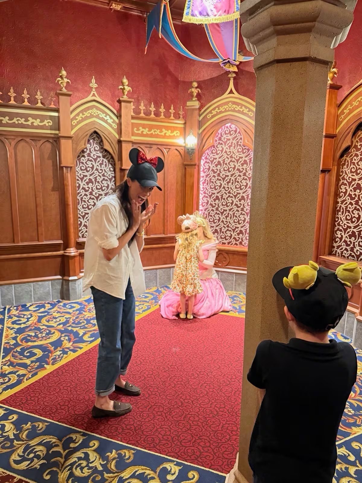 Los duques de Sussex, Harry y Meghan, en Disneyland con sus hijos. (Instagram @meghan)