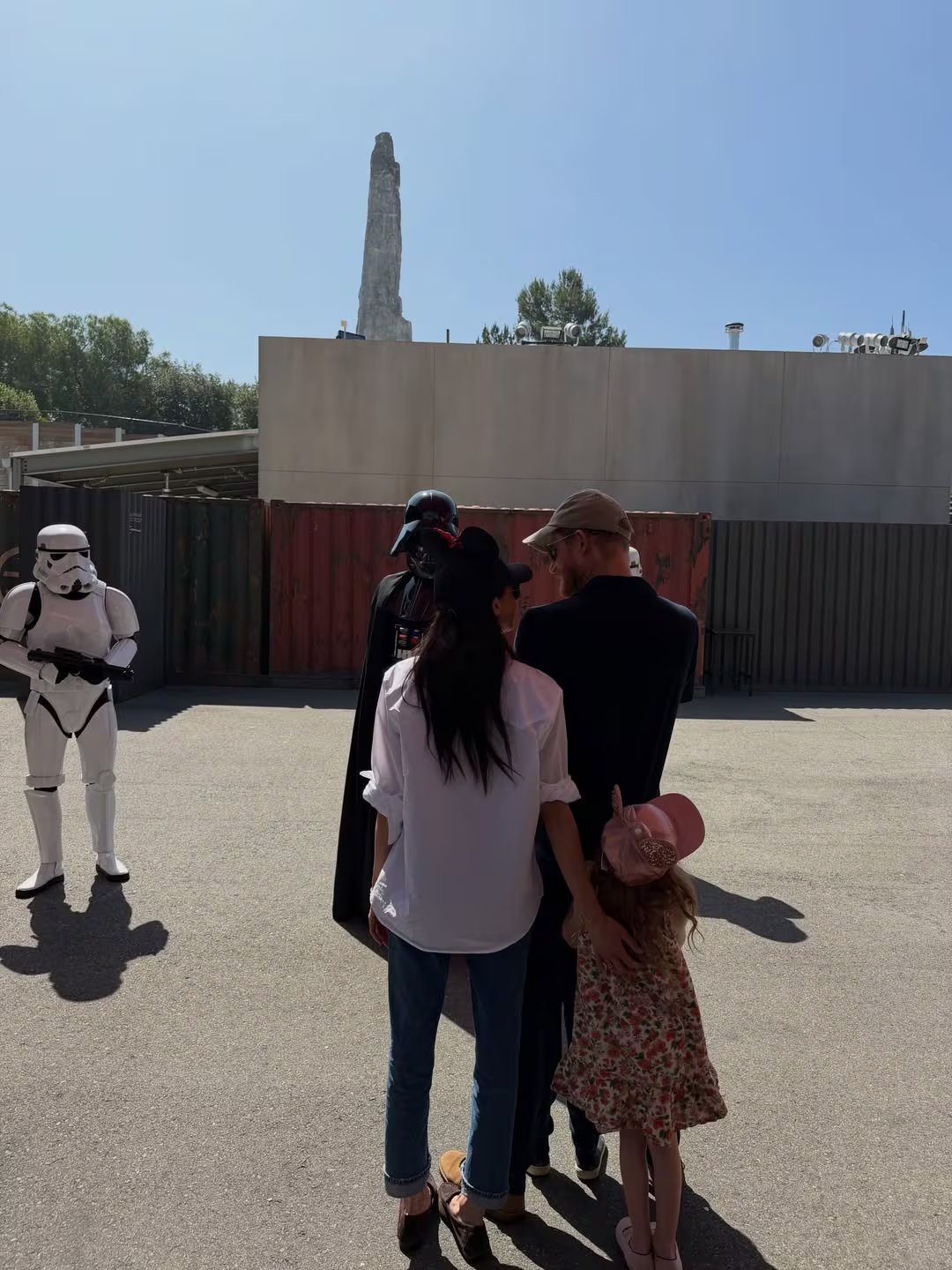 Los duques de Sussex, Harry y Meghan, en Disneyland con sus hijos. (Instagram @meghan)