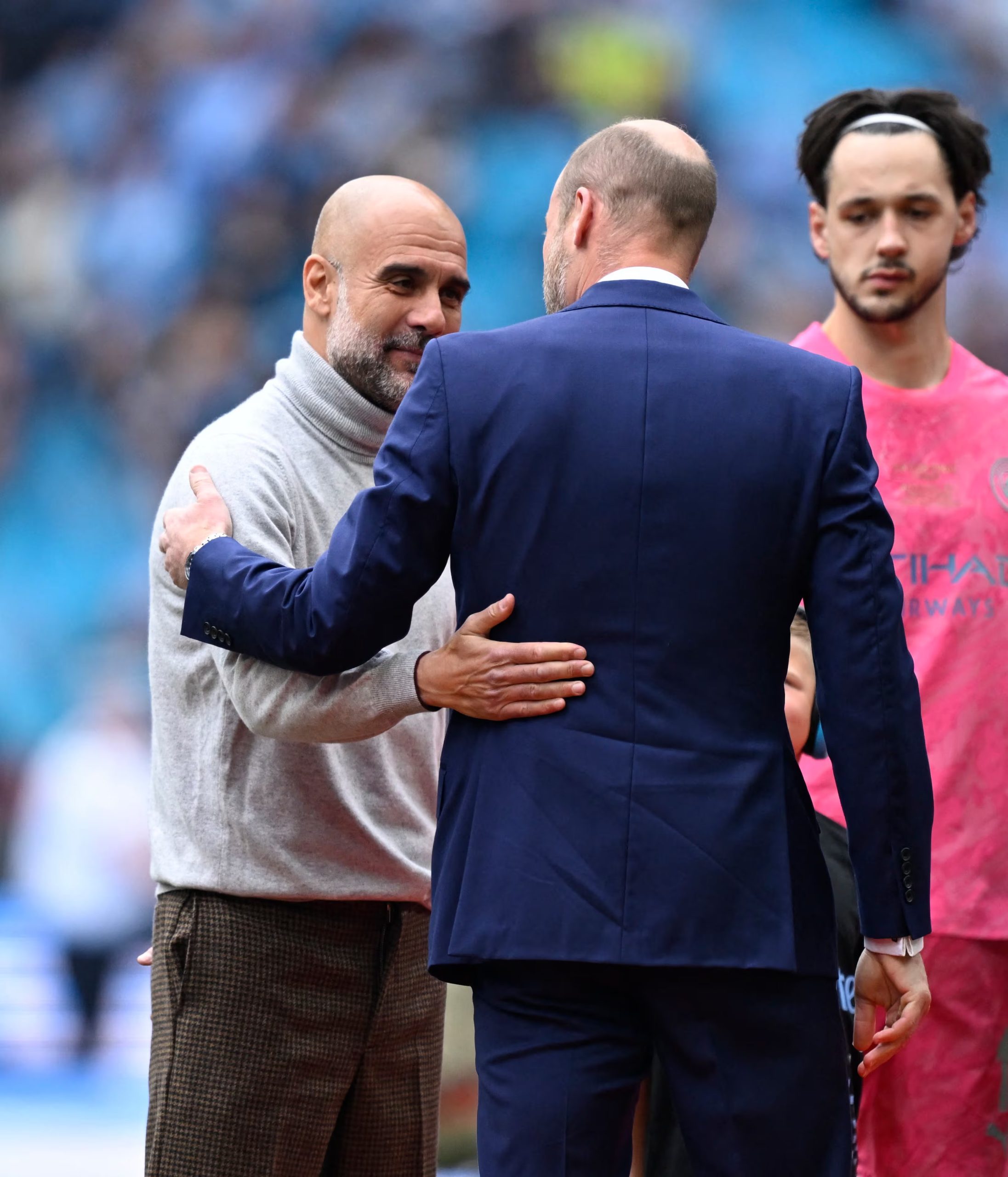 El apretón de manos entre Pep Guardiola y el príncipe Guillermo (Reuters)