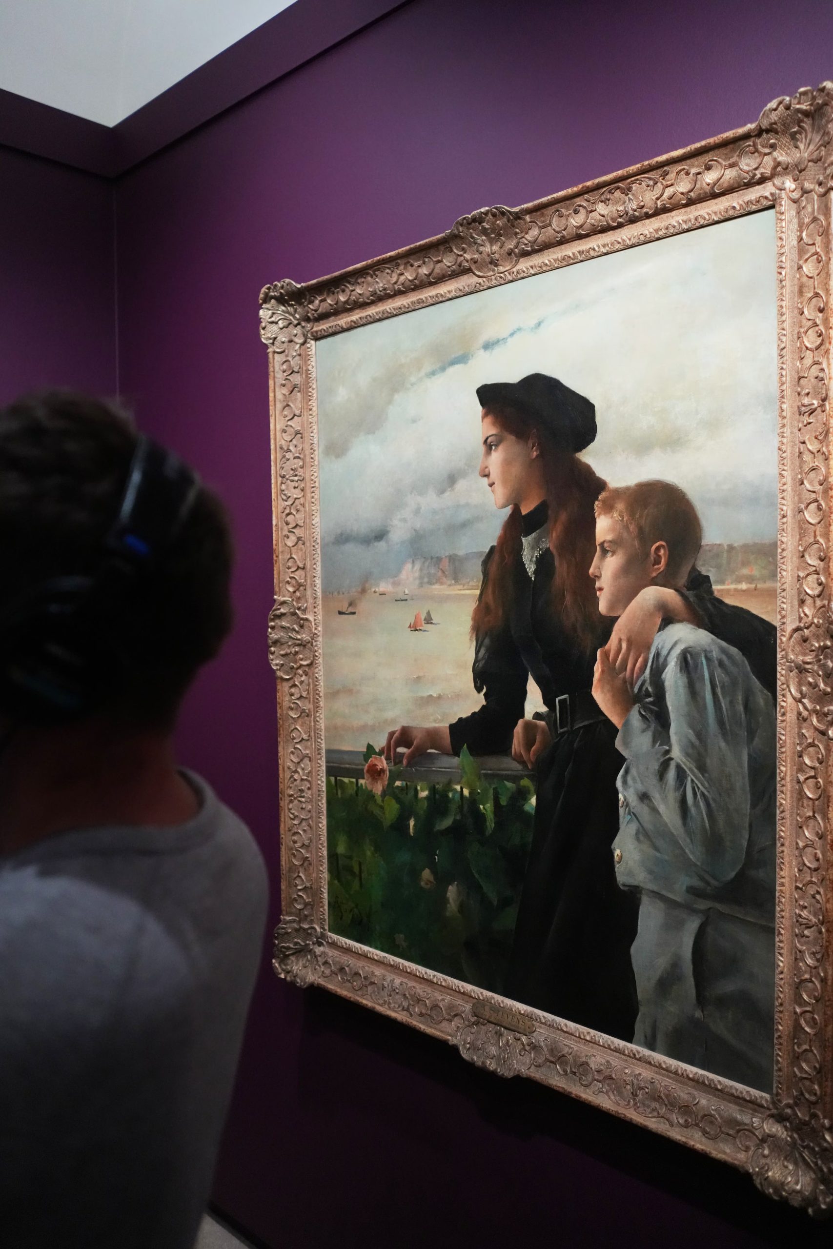 La exposición en París permite a los visitantes conocer la historia de las obras saqueadas gracias a marcas y sellos documentados en el reverso de los cuadros