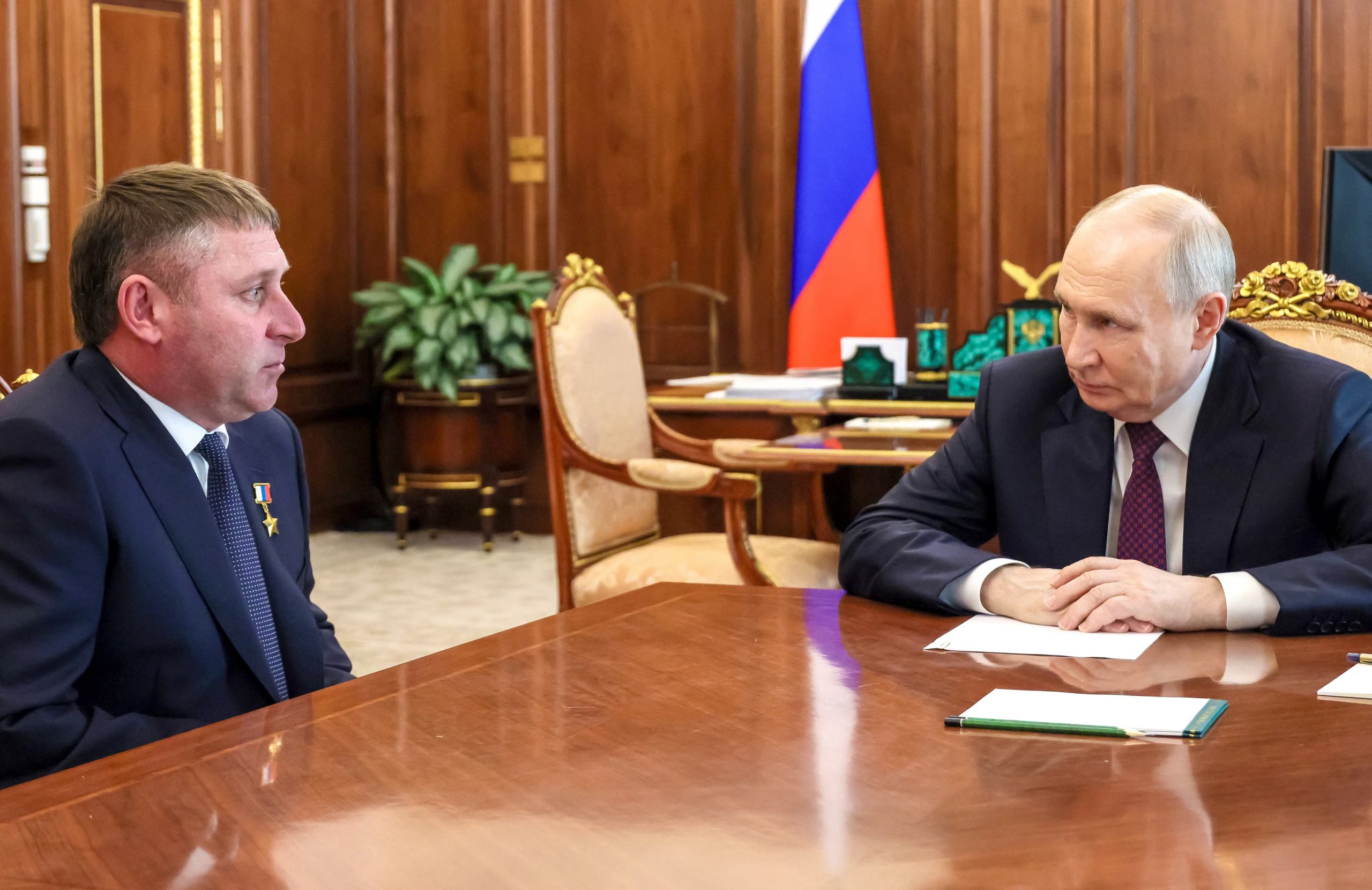 El presidente ruso, Vladimir Putin, se reunió en Moscú con Alexandr Shuváev tras designarlo gobernador interino de Belgorod (REUTERS)
