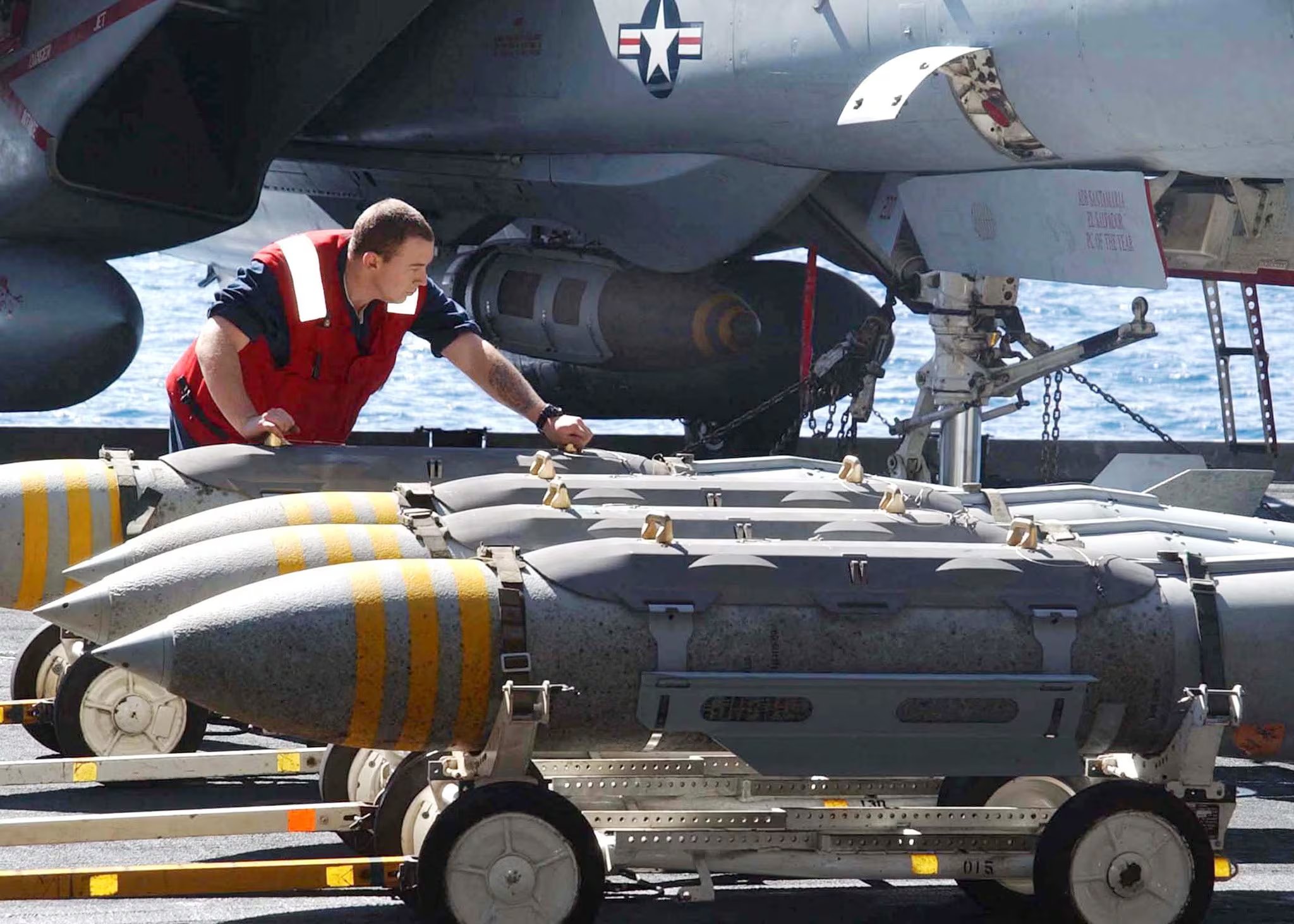 La mayoría de los F-14 fueron destruidos para evitar que Irán accediera a repuestos, quedando pocos ejemplares almacenados en cementerios de aviones (REUTERS/Jim Hampshire/US Navy)