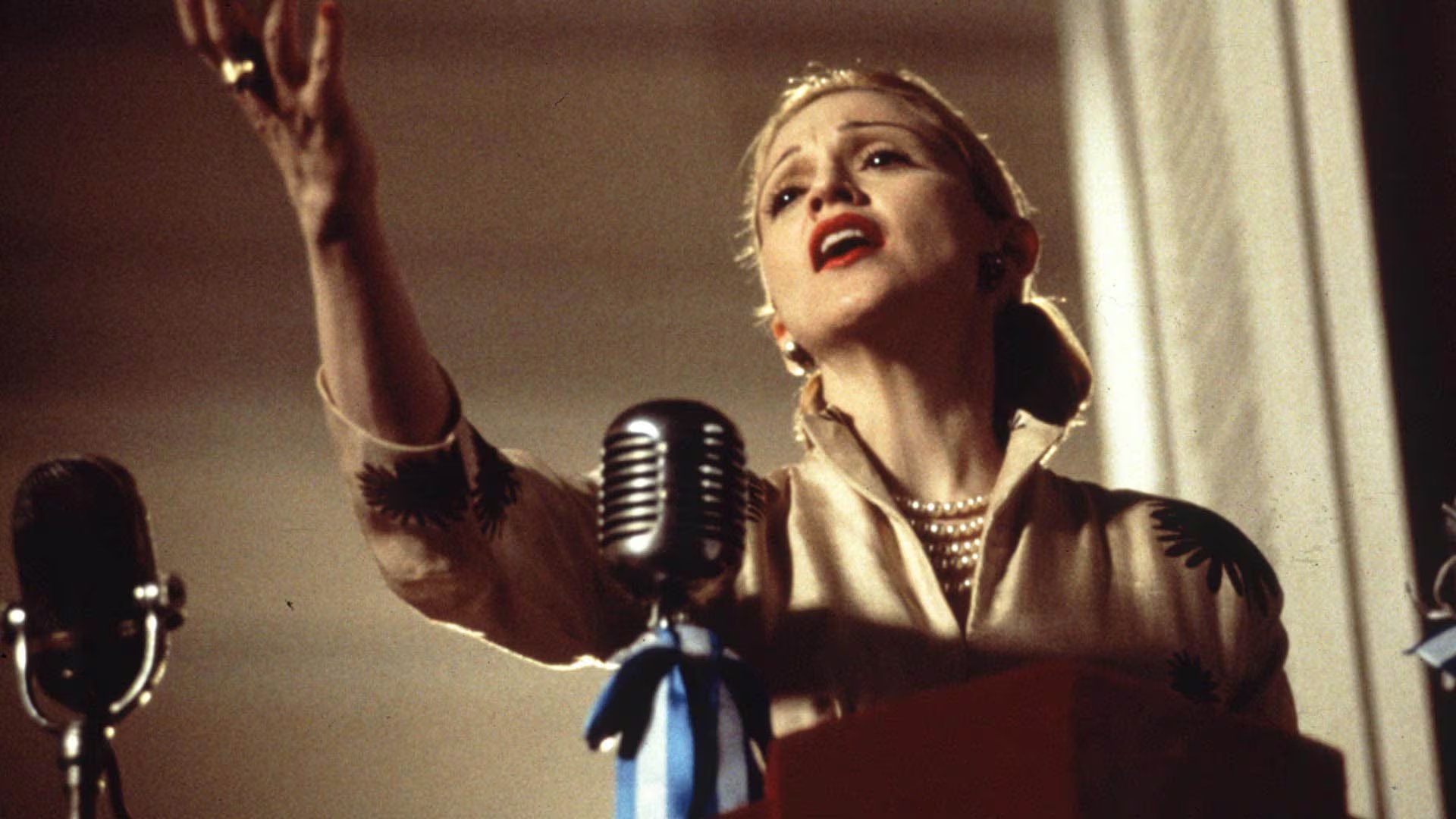Madonna en una escena icónica de Evita