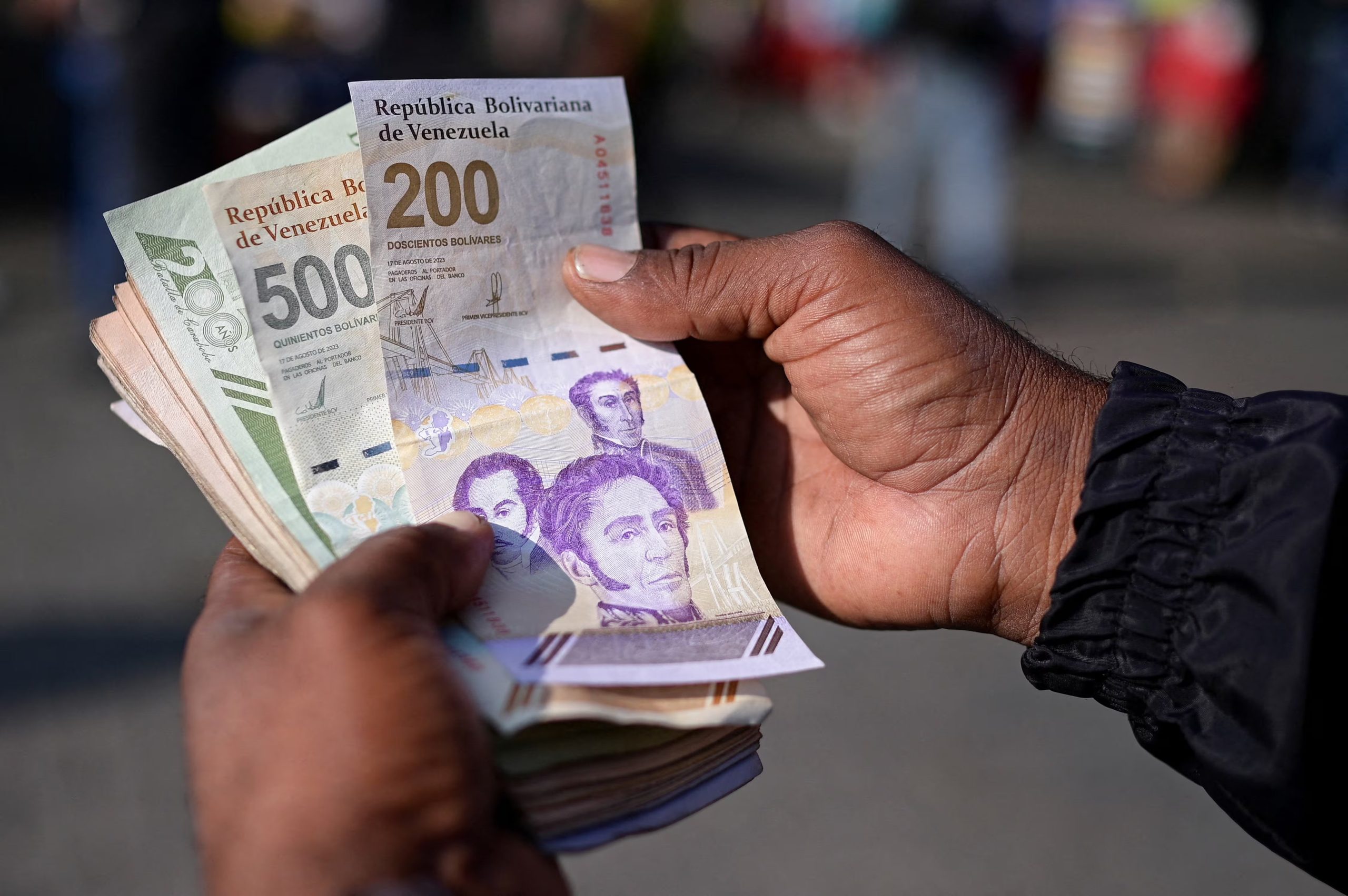 Un hombre muestra los nuevos billetes de 200 y 500 bolívares en Caracas, Venezuela, el 3 de septiembre de 2024 (REUTERS/Gaby Oraa/Archivo)