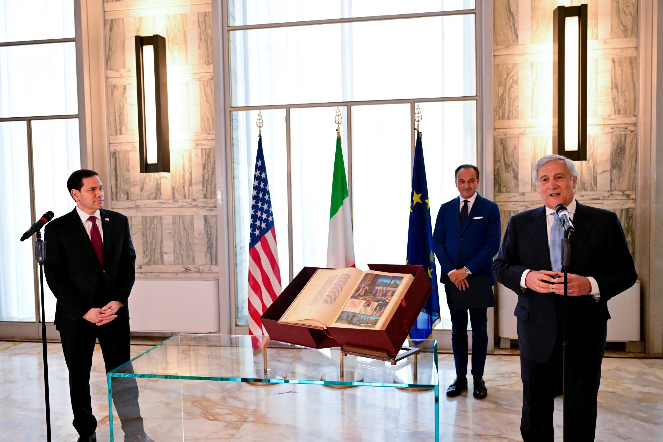Estados Unidos espera todavía una respuesta de Irán sobre un eventual acuerdo que ponga fin a la guerra, según ha explicado este viernes el ministro de Exteriores italiano, Antonio Tajani, tras reunirse en Roma con su homólogo estadounidense, Marco Rubio (STEFANO RELLANDINI/Pool via REUTERS)