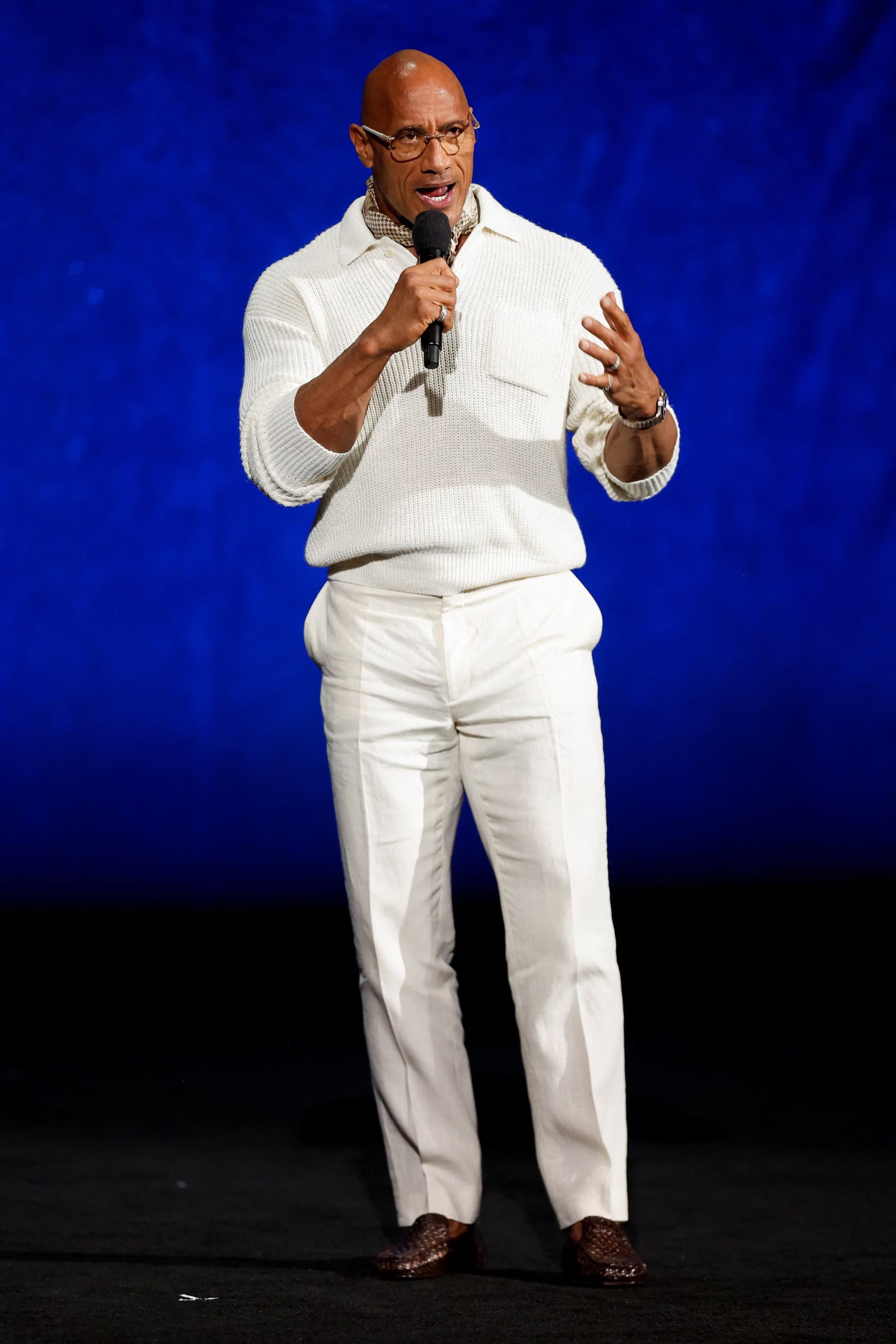 El minimalismo en blanco le otorga a Dwayne Johnson un aire de frescura y sofisticación, combinando texturas y accesorios con sutileza (REUTERS/Caroline Brehman)