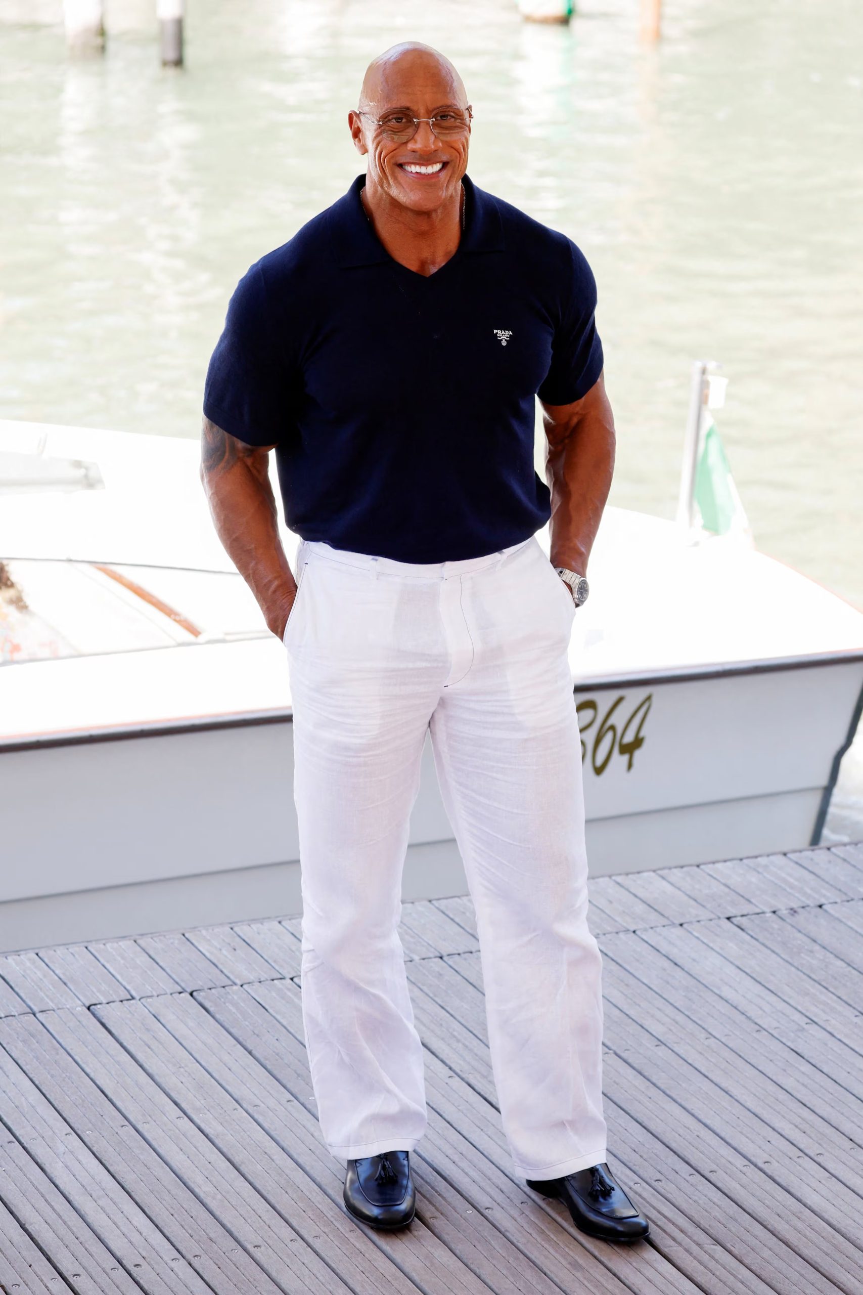Inspiración náutica para un look casual y veraniego, donde Dwayne Johnson fusiona comodidad y distinción junto al muelle (REUTERS/Remo Casilli)