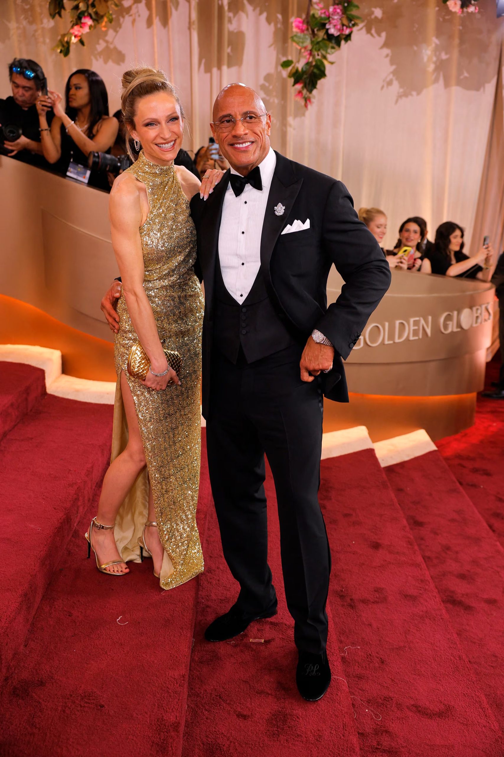 La elegancia clásica cobra vida en la ceremonia formal con un esmoquin tradicional y accesorios de terciopelo negro elegidos por Dwayne Johnson (REUTERS/Mike Blake)