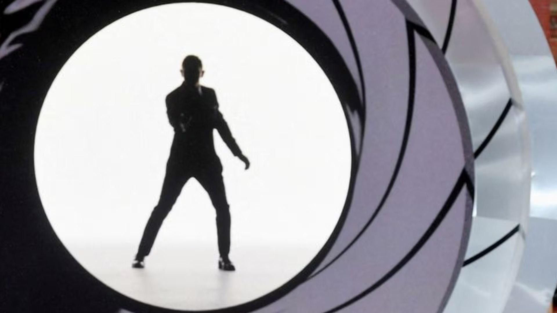 El guionista señala que el personaje de Bond tiene un núcleo inalterable y considera al icónico agente como parte del folclore cultural (Amazon MGM)