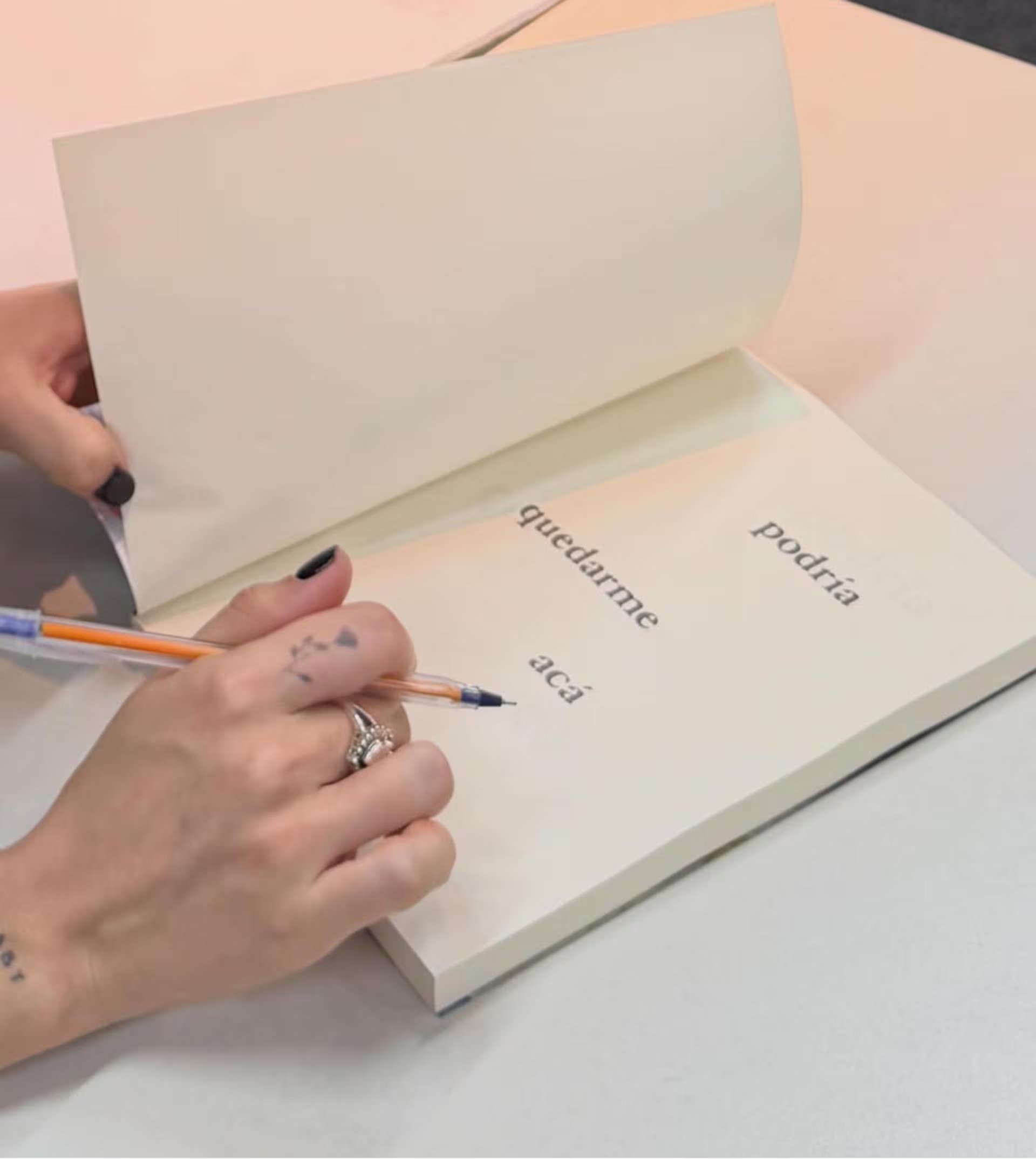 Oriana Sabatini escribe un mensaje personal en un libro durante su participación en la prestigiosa Feria del Libro