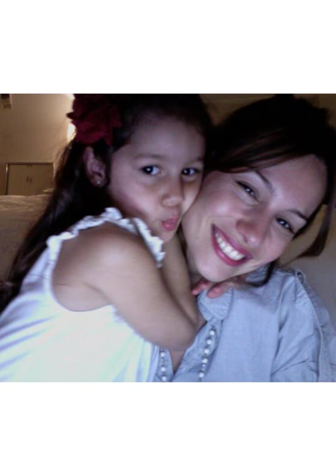 Pampita sonríe abrazando a su hija Blanca en una tierna imagen que compartió para recordarla en la fecha en que cumpliría 20 años