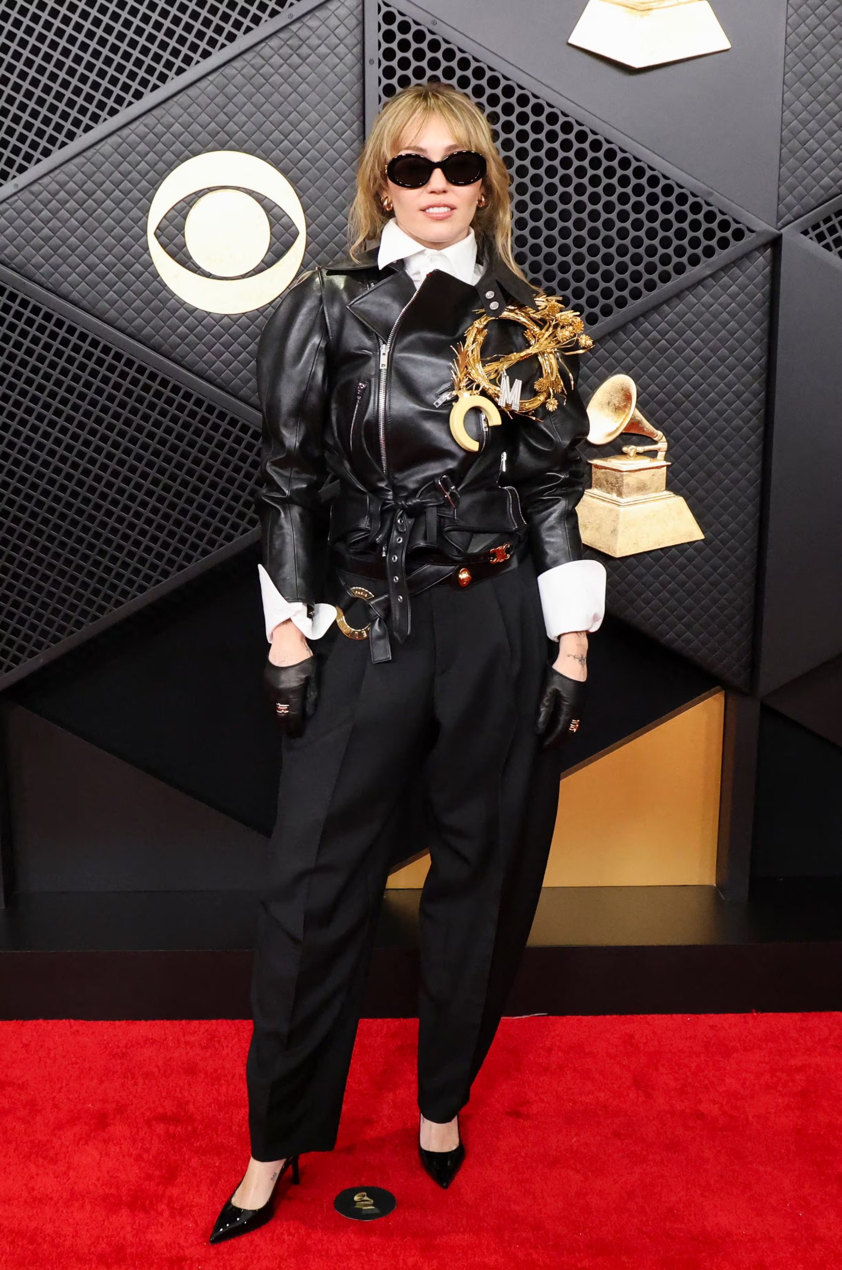 Traje sastre negro con detalles dorados y gafas oscuras en los Grammy (REUTERS/Mario Anzuoni)