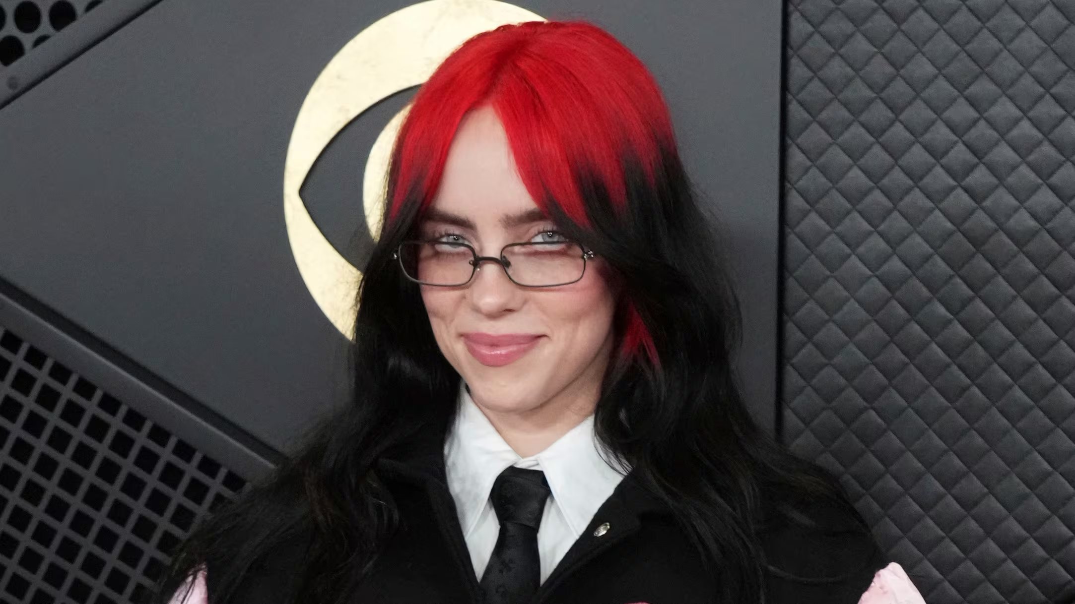 La moda y la autoexpresión ocupan un lugar central en la propuesta de Billie Eilish, promoviendo la libertad y diversidad entre sus fans (Jordan Strauss/Invision/AP)