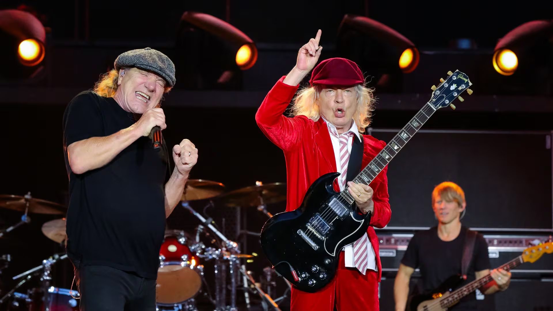 AC/DC fue fundada en 1973 en Sídney por Malcolm y Angus Young, quienes consolidaron el núcleo creativo de la banda australiana (DF Entertainment)
