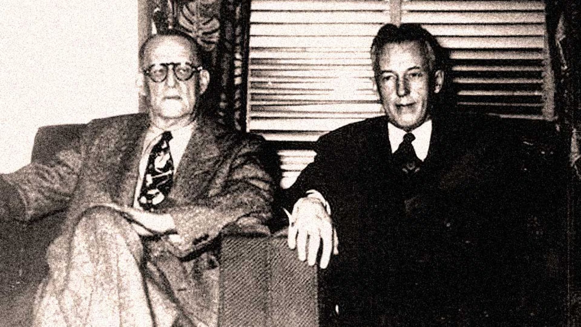 Cuando la iniciativa comenzó a expandirse, Wilson y Smith decidieron que nadie se beneficiara económicamente con ella y establecieron que para eso era necesario mantener las identidades de los miembros en secreto. Para dar el ejemplo William Wilson pasó a llamarse simplemente “Bill W.” y Robert Smith pasó a ser “el doctor Bob”. Sus verdaderos nombres se harían públicos recién después de sus muertes