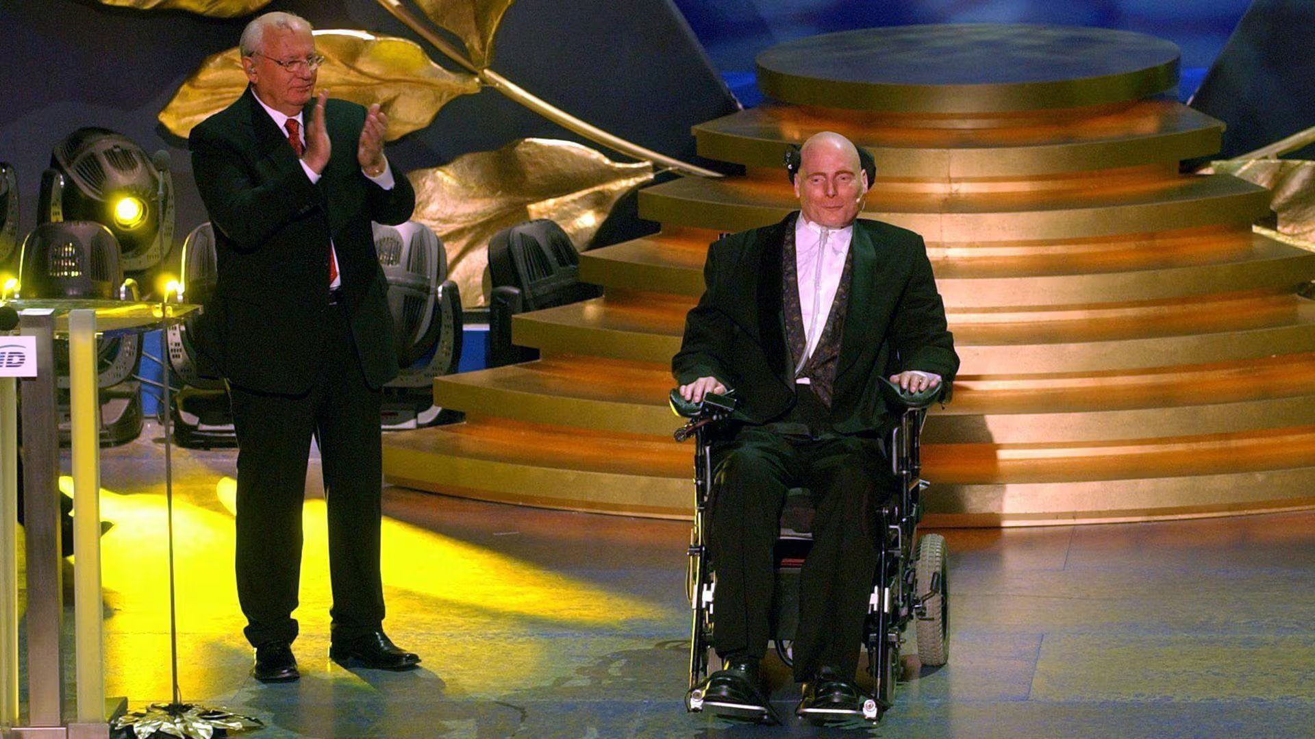 Hamburgo, Alemania, 22 de octubre de 2003. El actor estadounidense Christopher Reeve recibe un premio del expresidente soviético Mijaíl Gorbachov Fue distinguido por su compromiso con las personas con discapacidad, para quienes fue un símbolo de esperanza (Grosby)