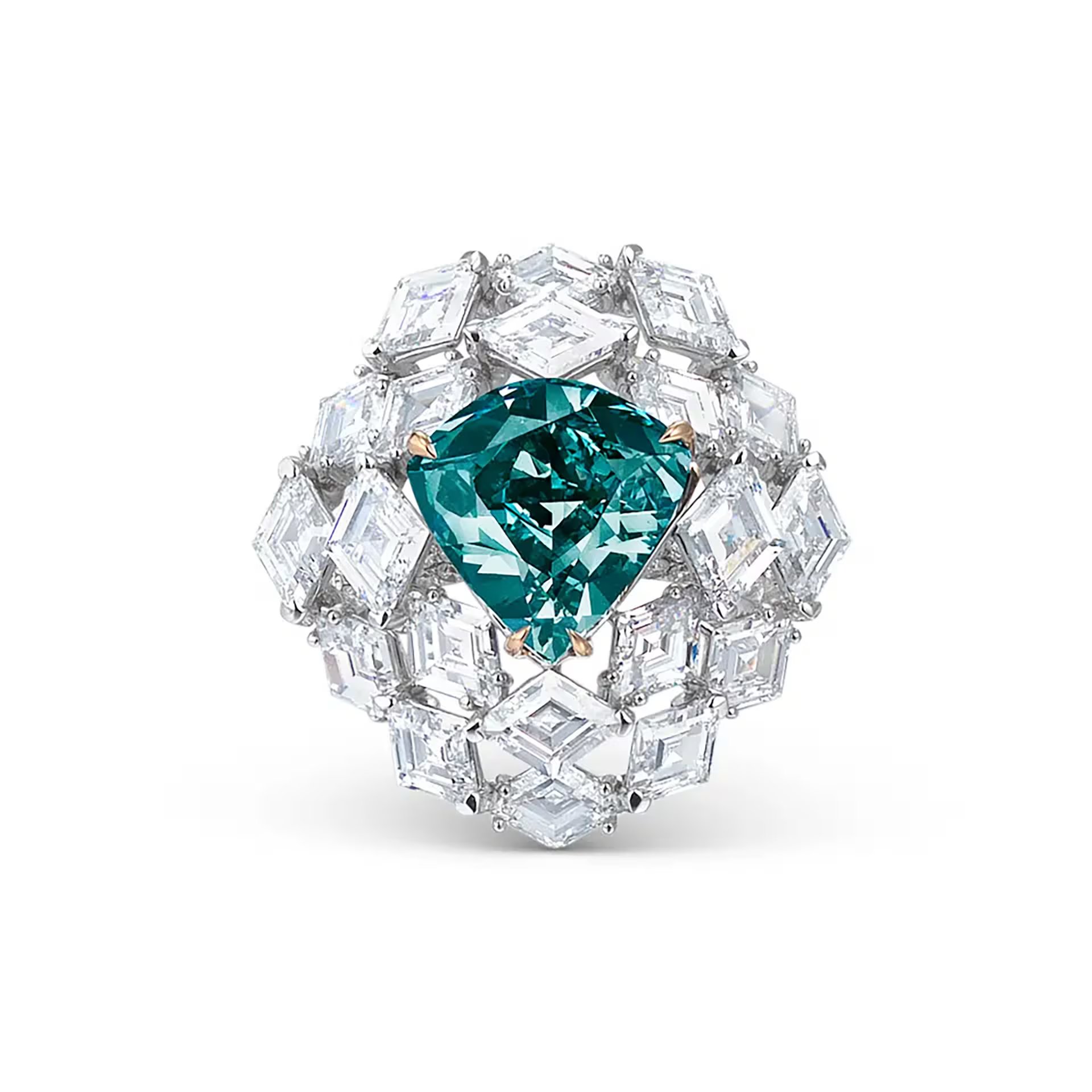 El inusual color azul verdoso del diamante se debe a la exposición a radiación natural durante su formación en África Central en la década de 1990 (Christie's)