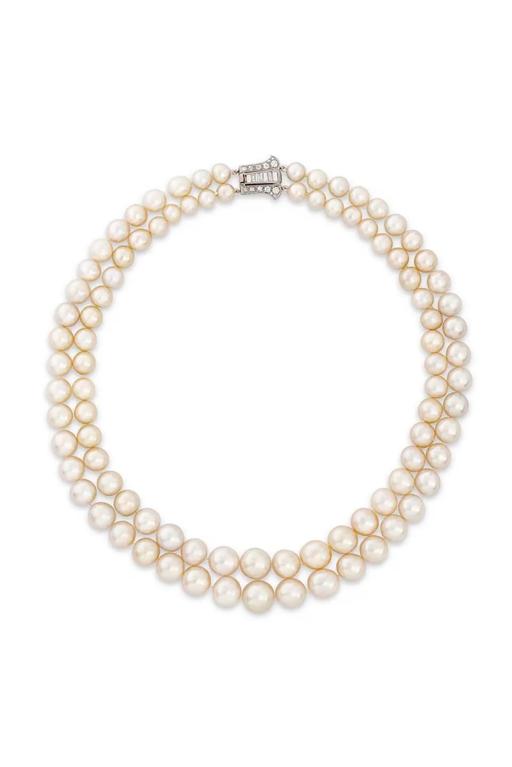 El segundo lote más caro de la subasta fue un collar de perlas naturales de dos hileras con broche de oro blanco y diamantes, vendido por 5,3 millones de dólares (Christie's)