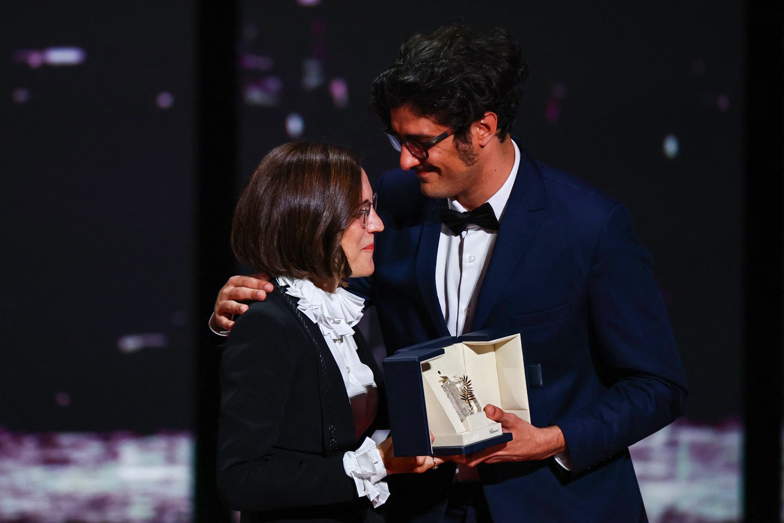 Federico Luis al momento de recibir el premio por parte de la directora española Carla Simon, presidenta del jurado de cortometrajes del Festival de Cannes