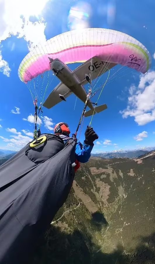 La deportista cae de manera descontrolada hasta que consigue activar el paracaídas de emergencia