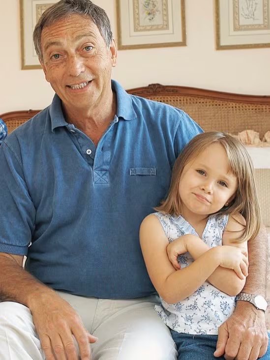 Una fotografía que compartió Macarena Brandoni de niña junto a su abuelo Luis Brandoni