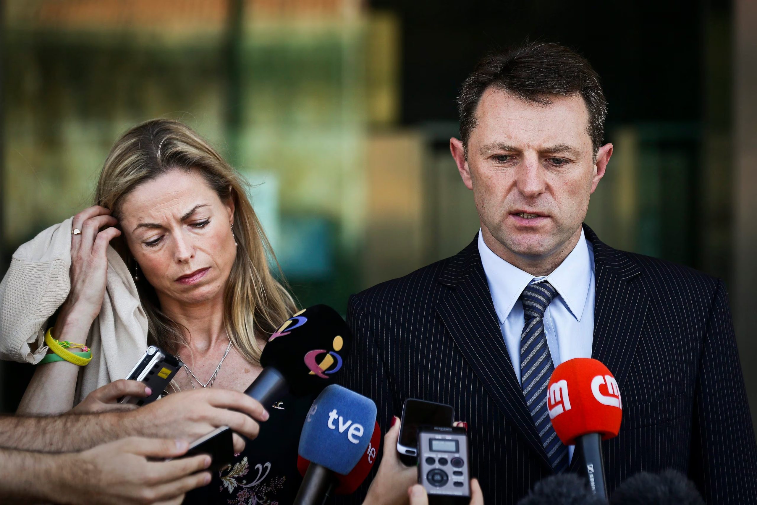 Kate y Gerry McCann, padres de Madeleine, enfrentaron acusaciones y escrutinio mediático, aunque la policía cerró el caso contra ellos por falta de pruebas (EFE/Mario Cruz/Archivo)
