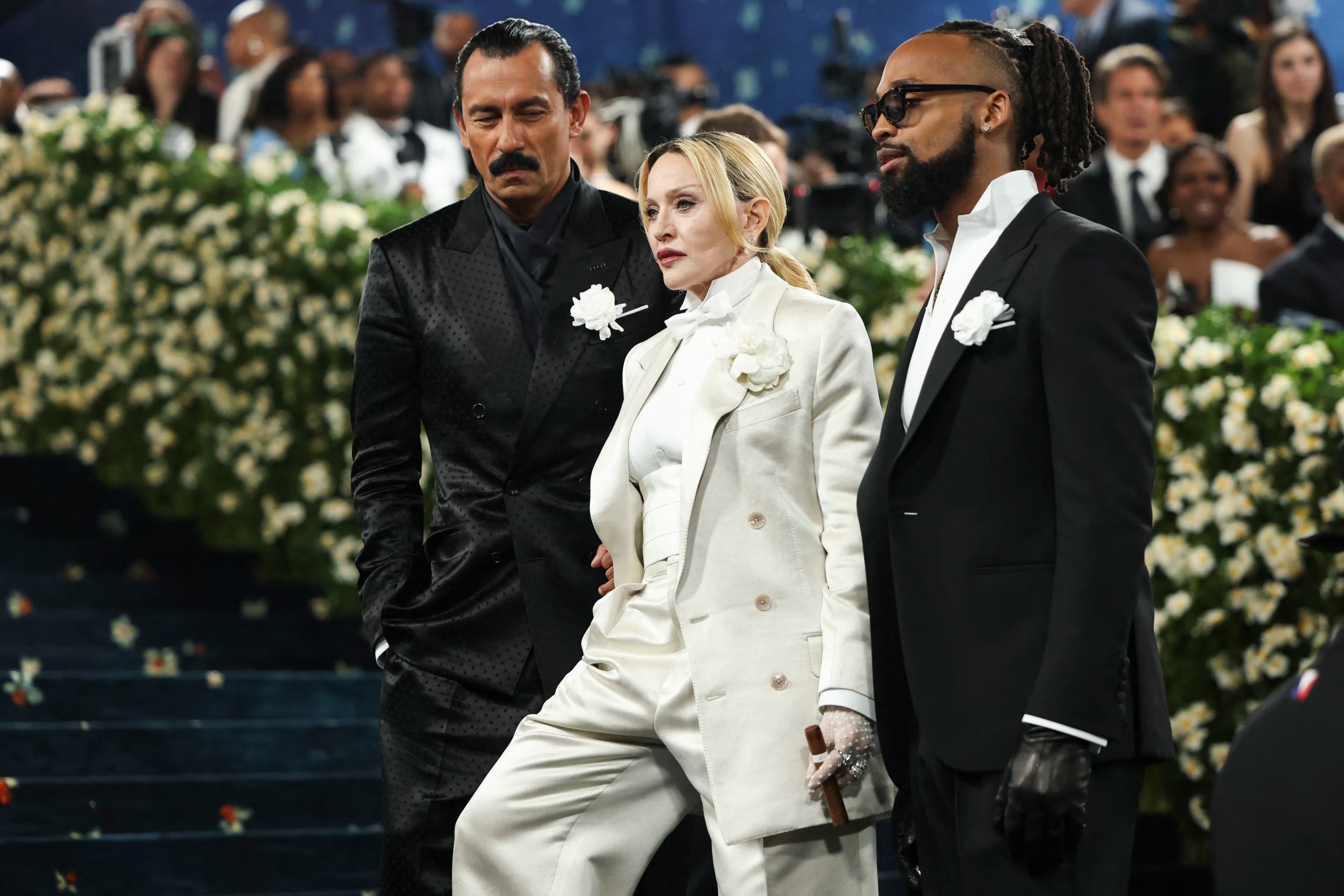 A la izquierda, Haider Ackermann fue uno de los elegidos para acompañar a Madonna durante su paso por la Met Gala en 2025 - crédito REUTERS/Mario Anzuoni