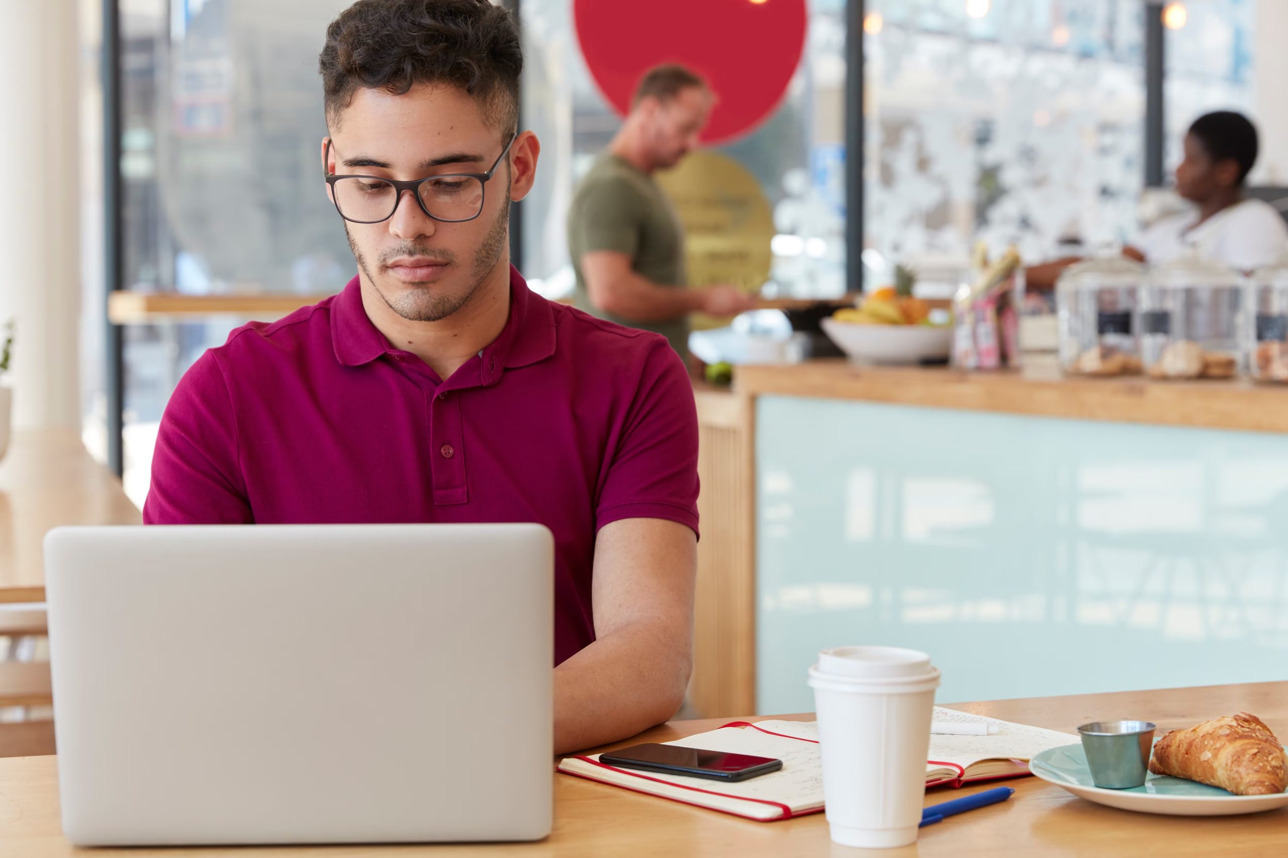Los sectores de tecnología e industrias digitales lideran la migración de talento estadounidense, con un 16% de consultores IT cambiando de país (Freepik)