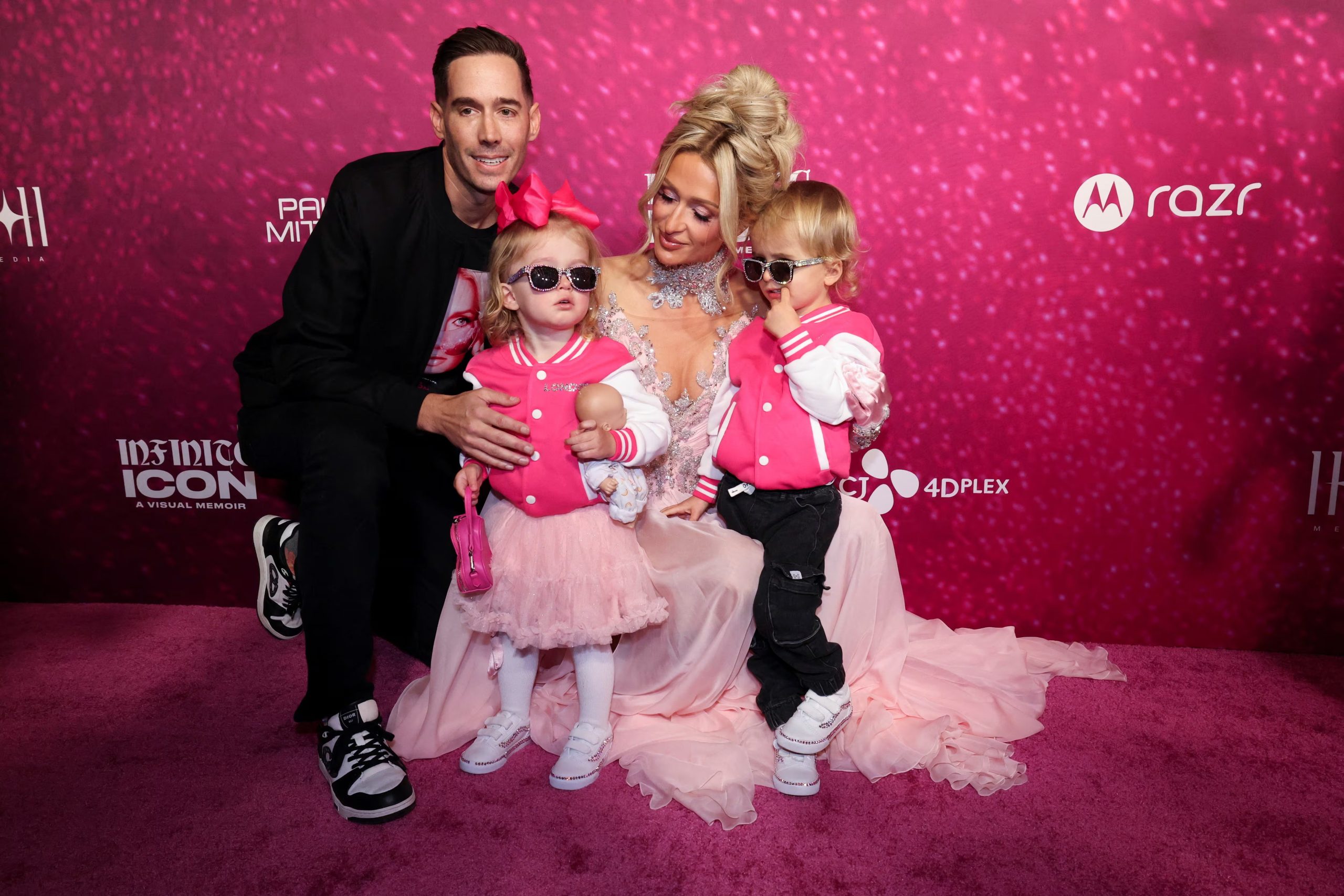 Paris Hilton comunicó el nacimiento de su hijo Phoenix Barron meses después, priorizando la privacidad incluso ante su círculo cercano. (REUTERS/Mario Anzuoni)