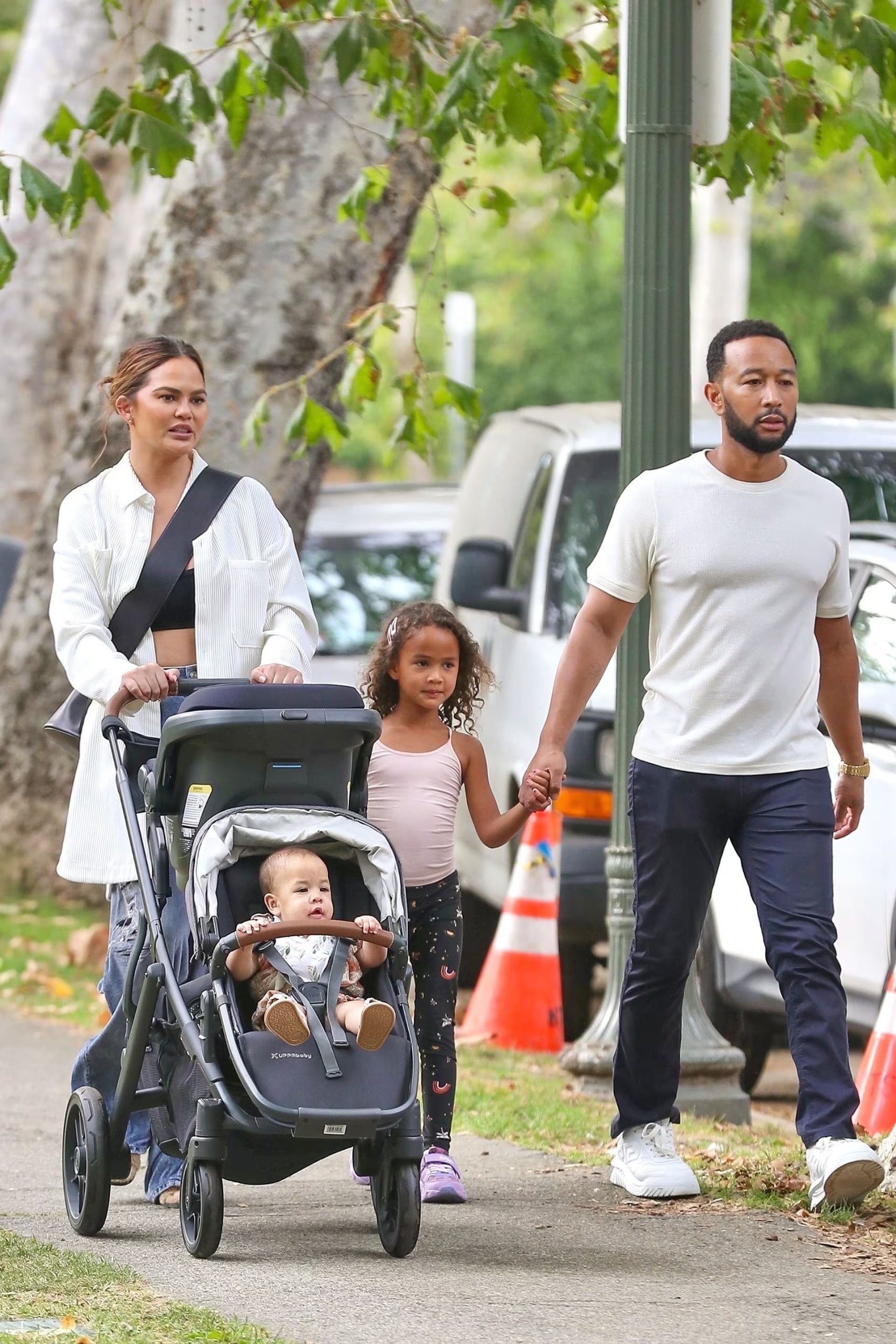 Chrissy Teigen y John Legend sorprendieron con el anuncio de su hijo Wren, nacido por gestación subrogada (Backgrid/The Grosby Group)
