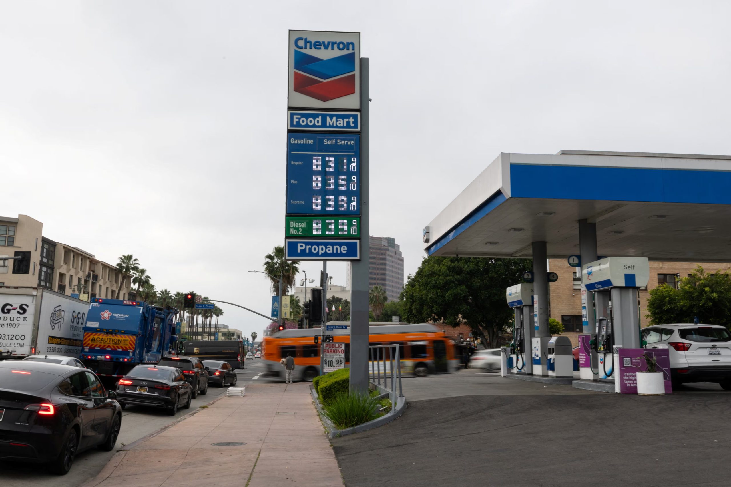 El conflicto con Irán impulsó el precio promedio nacional de la gasolina en Estados Unidos a USD 4,52 por galón, un aumento de más del 50% (REUTERS/Mike Blake)