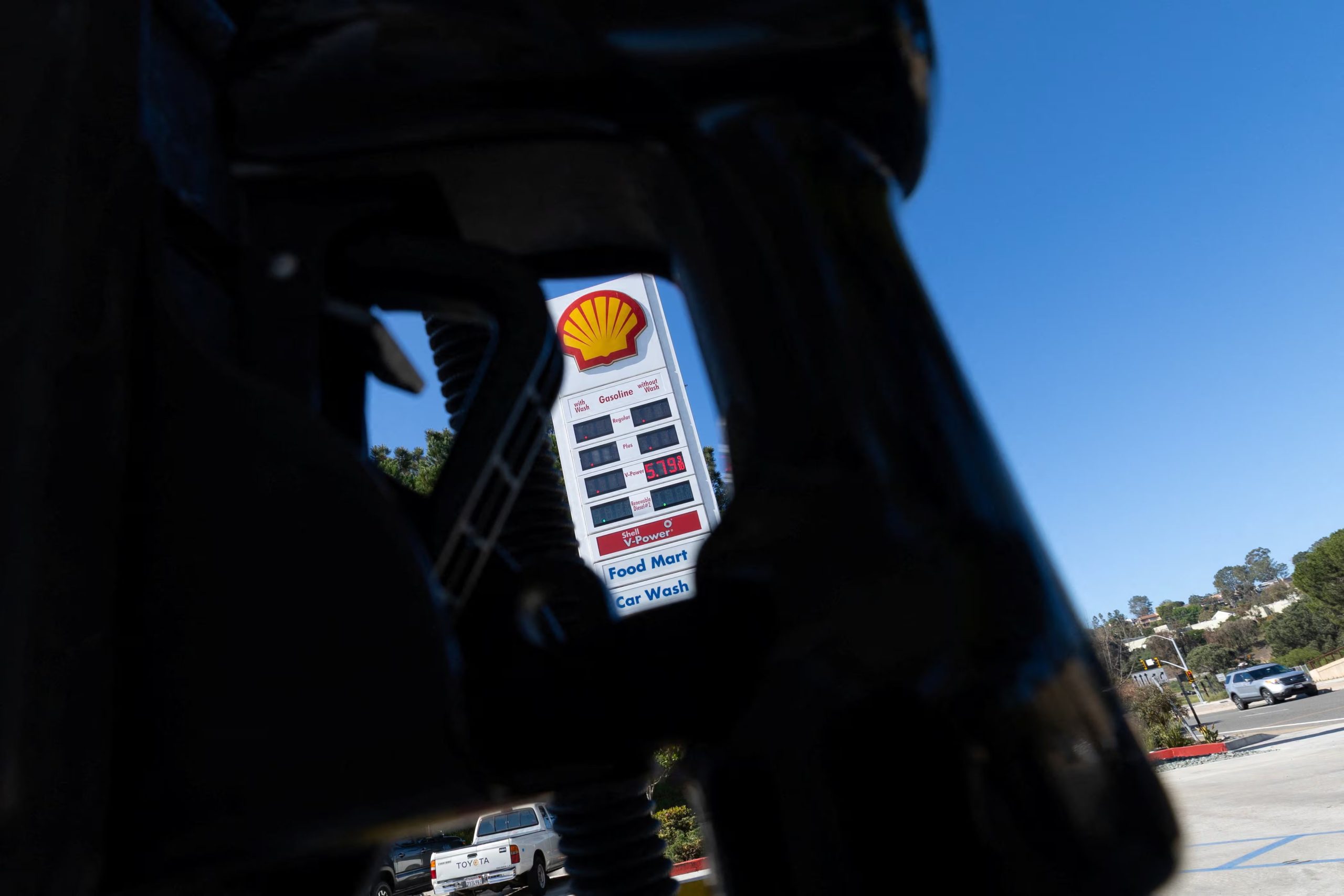 Analistas del sector energético advierten que una suspensión del impuesto tendría efecto limitado si los precios internacionales del crudo siguen en alza (REUTERS/Mike Blake)