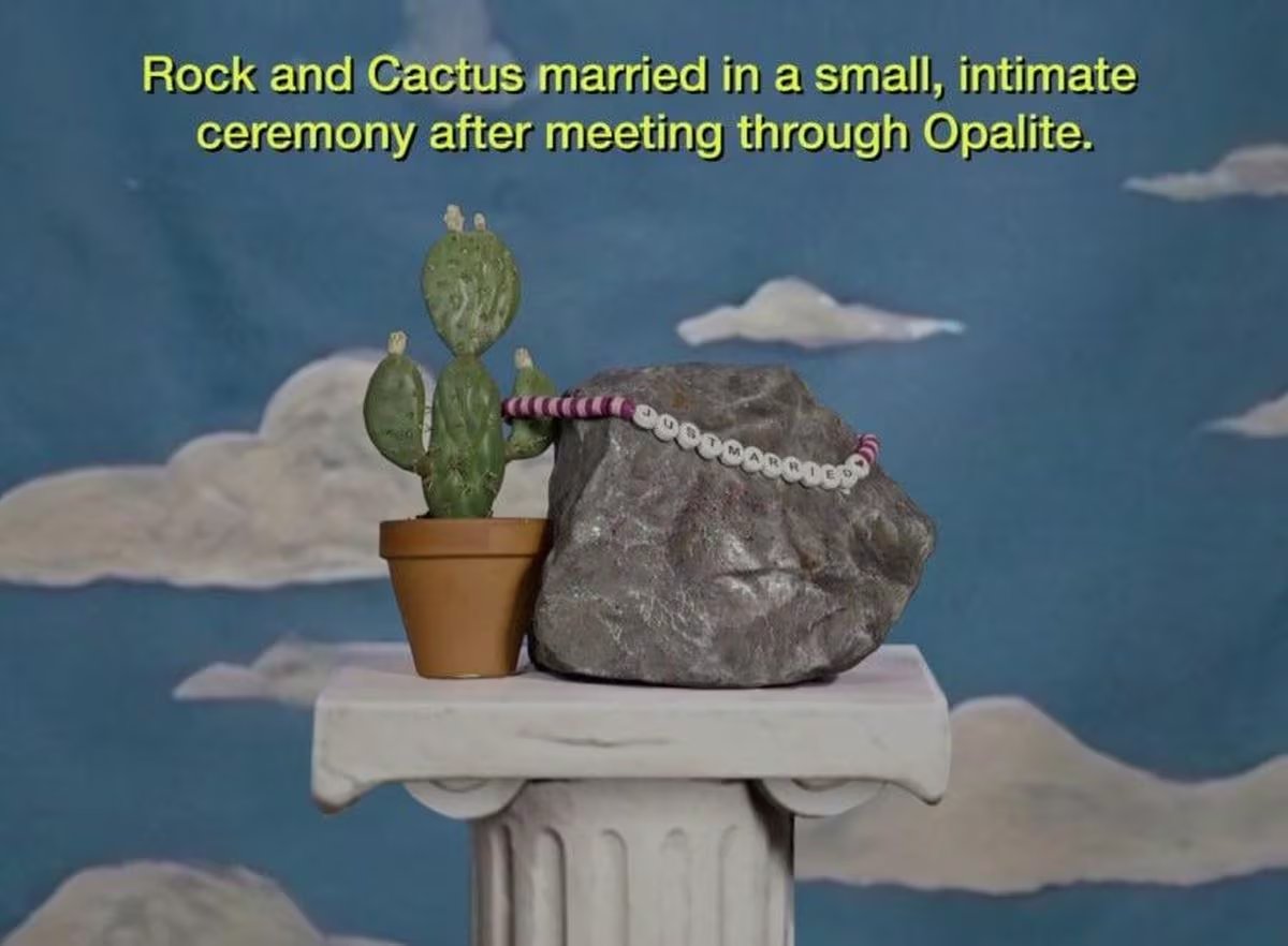 El video musical de “Opalite” incluyó también un fondo celeste con nubes (Captura de video)