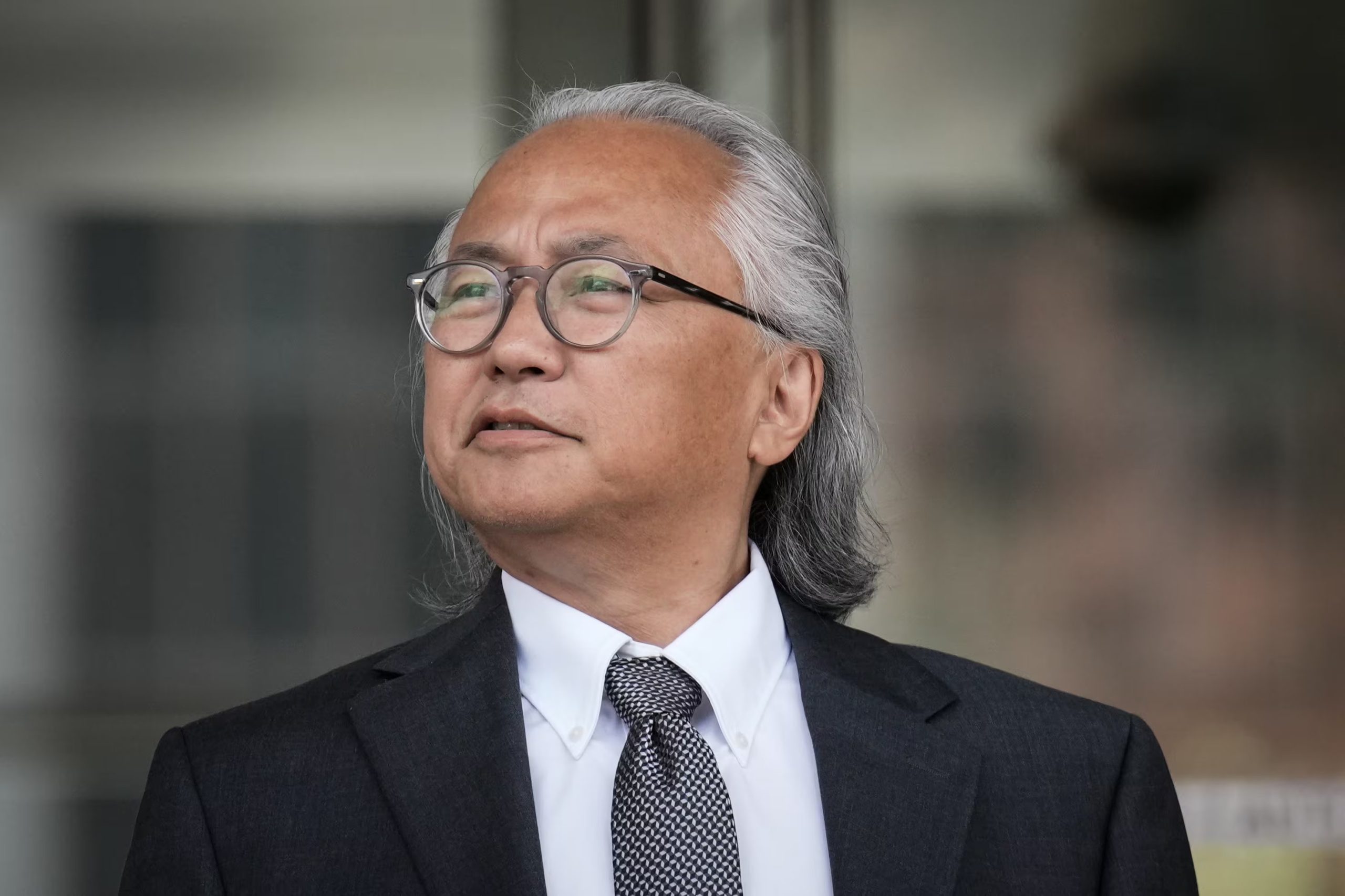 Kenneth Iwamasa, exasistente de Perry, fue condenado a 41 meses de prisión tras declararse culpable de conspiración para distribuir ketamina (AP/Jae C. Hong)