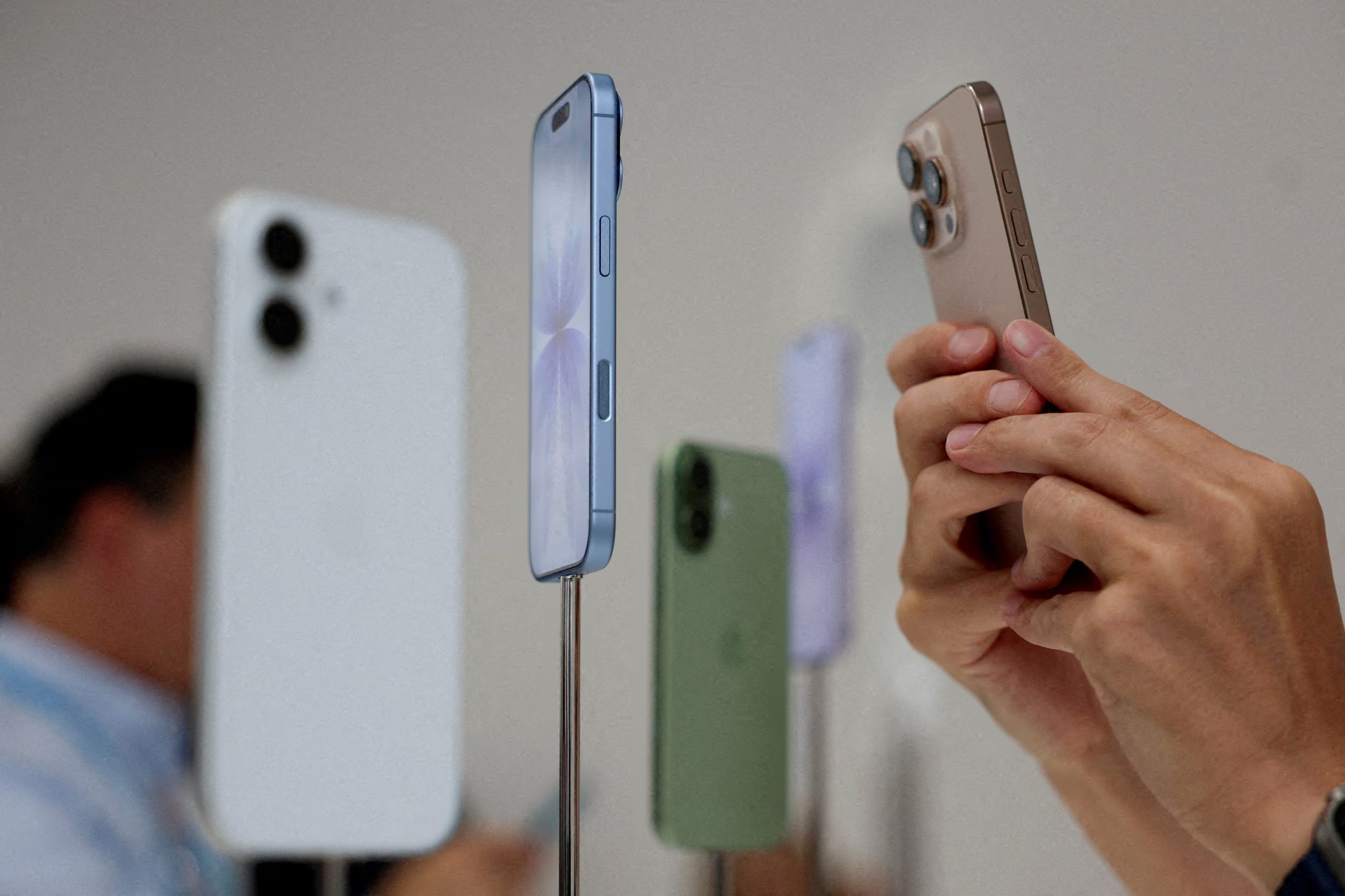 Las baterías de ion de litio del iPhone pierden capacidad con el tiempo, lo que reduce la autonomía diaria del dispositivo. (REUTERS/Manuel Orbegozo/File Photo)