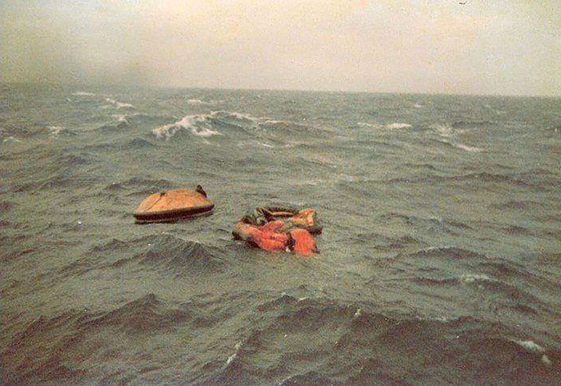 El panorama que imperaba entonces: un mar embravecido, mal tiempo y balsas a la deriva