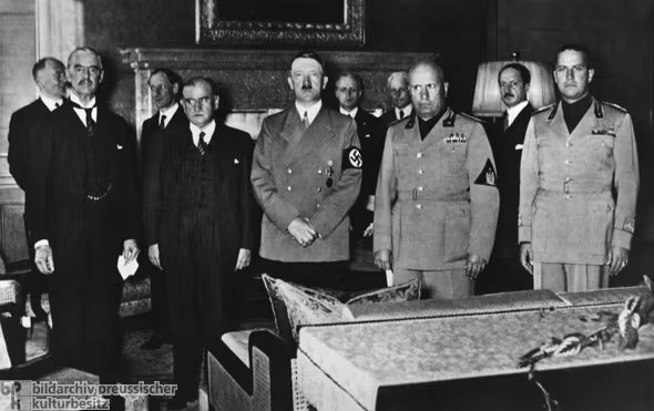 De izq. a der.: Neville Chamberlain, Edouard Daladier, Adolf Hitler, Benito Mussolini y Graf Galeazzo Cian reunidos para la Conferencia de Múnich el 29 de septiembre de 1938