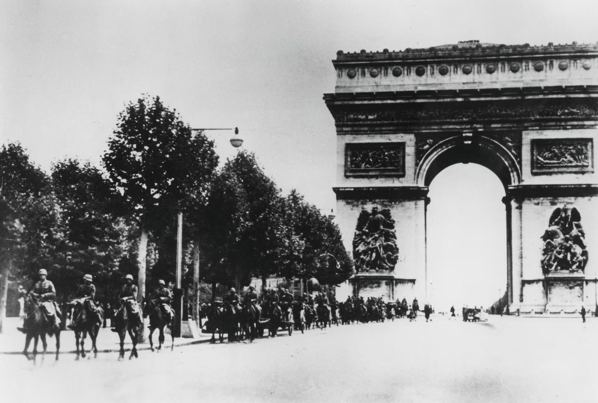 Soldados alemanes marchando por París, el 14 de junio de 1940 (The Grosby Group)