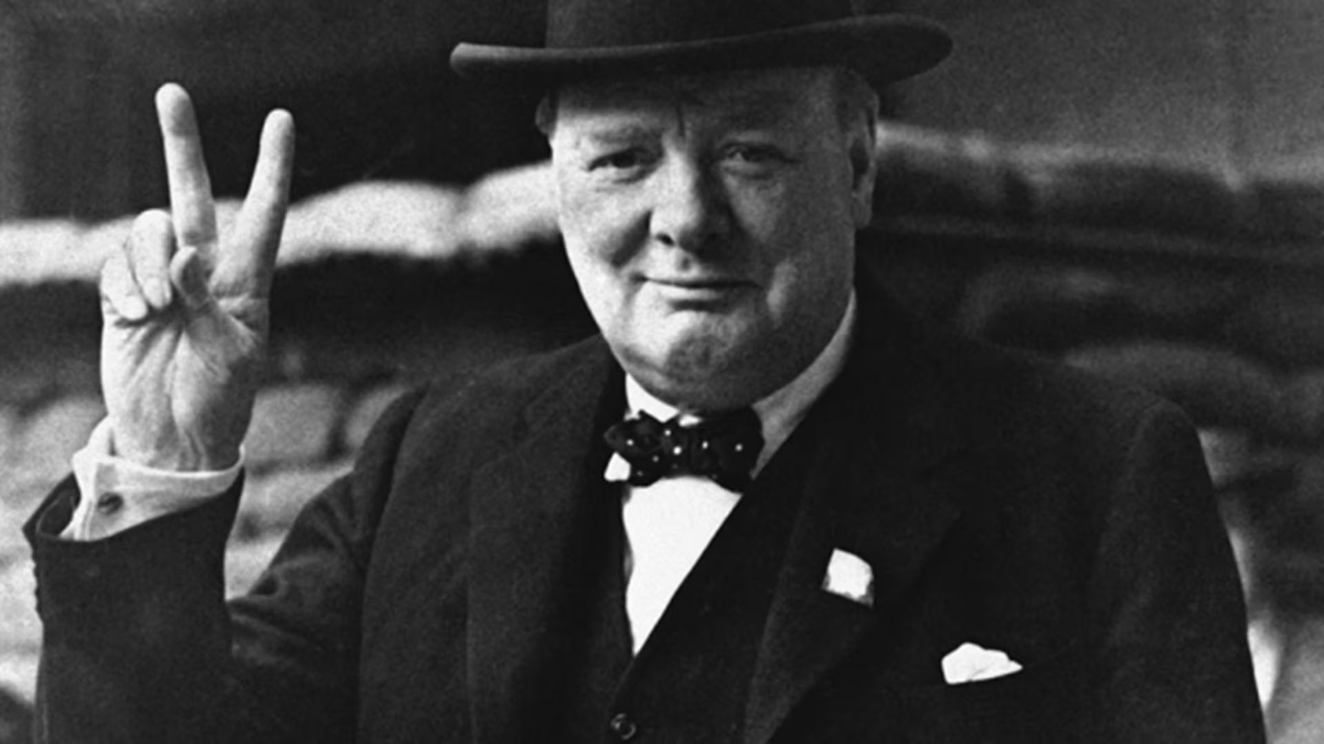 foto de archivo del 27 de agosto de 1941 del primer ministro británico Winston Churchill mientras realiza su famoso saludo de la