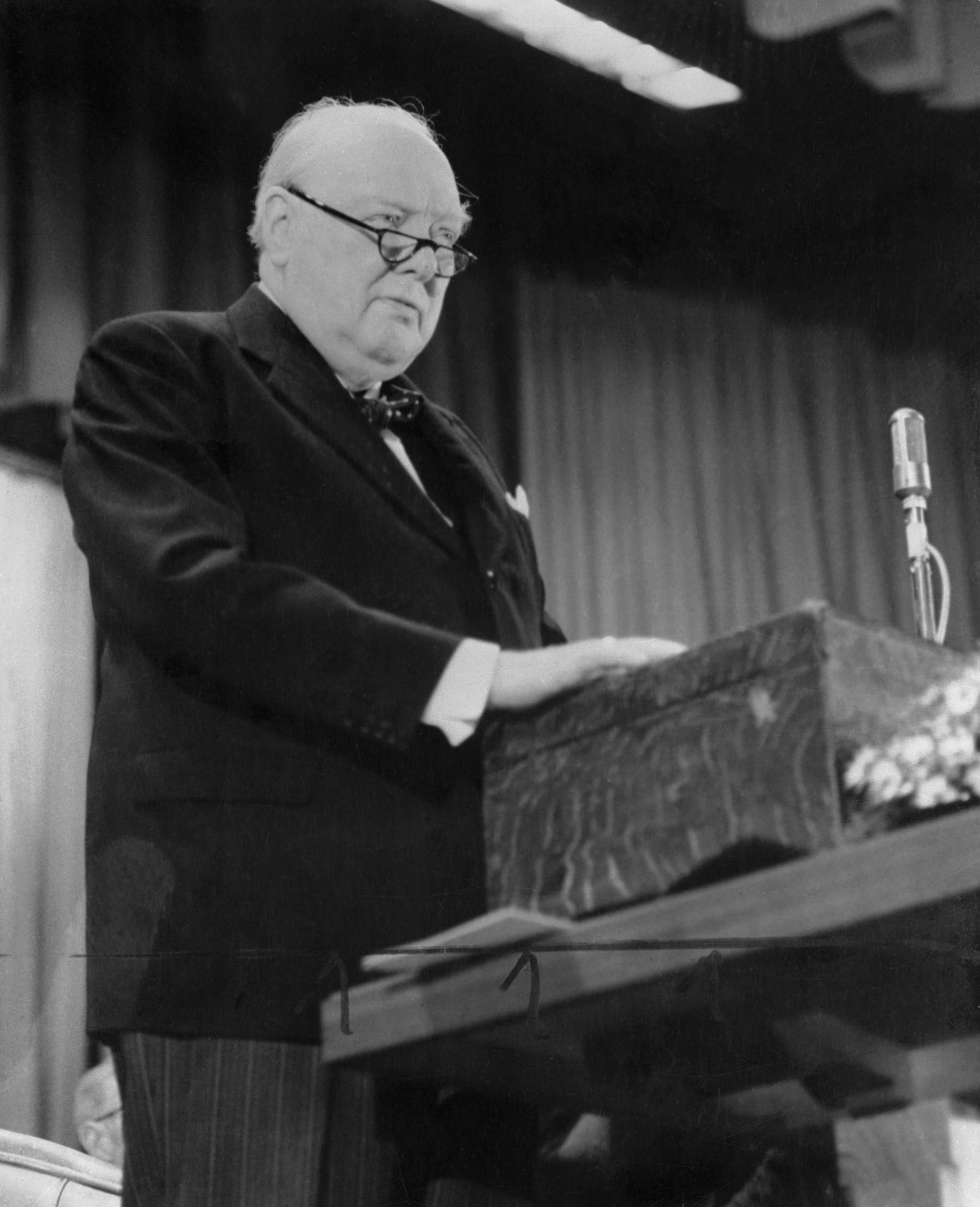 Mientras la Alemania de Adolf Hitler avanzaba sobre Europa, Churchill construyó un gobierno de unidad nacional para sostener el esfuerzo bélico británico