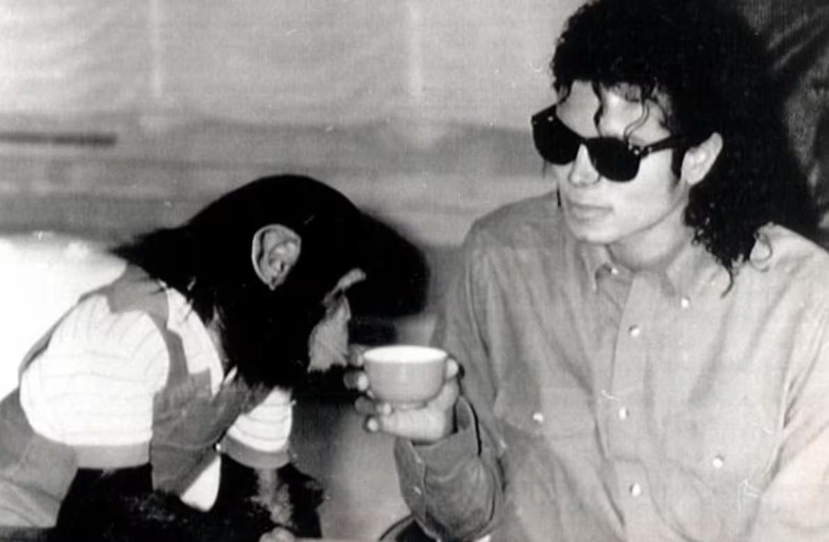 Michael Jackson junto a Bubbles. (Imagen de archivo)