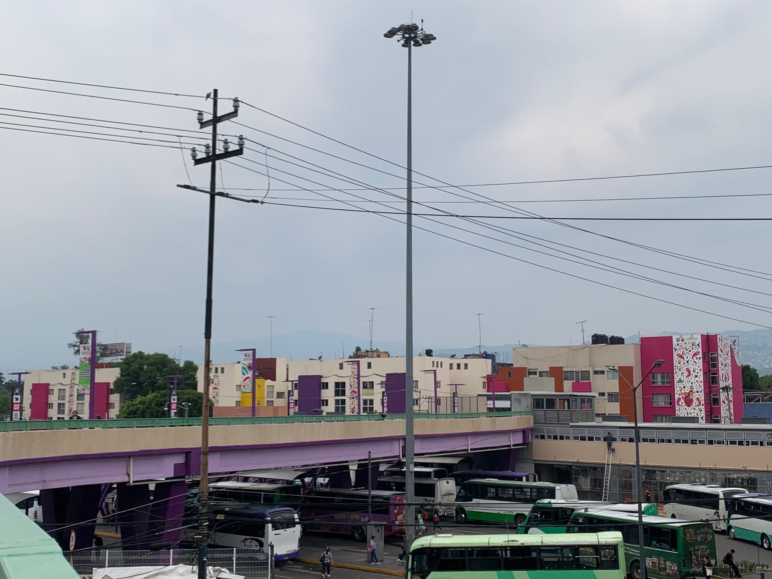 La rehabilitación del Estadio Azteca alteró la vida en Santa Úrsula y Huipulco, afectando el acceso a calles y comercios por obras y cortes de servicios.(Foto: Raúl A. González/Infobae México)
